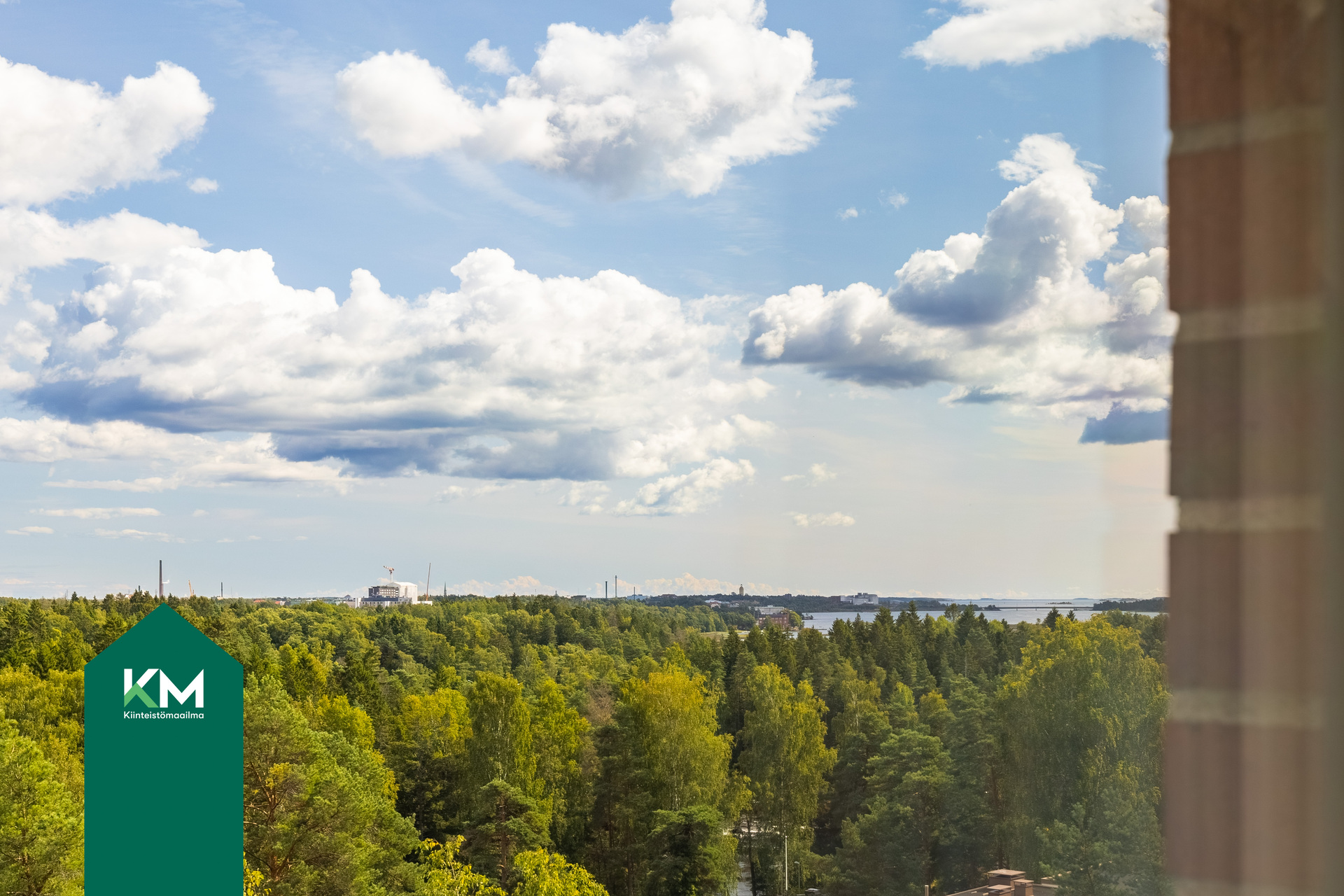 Olohuoneen ikkunasta voi nähdä merelle asti.