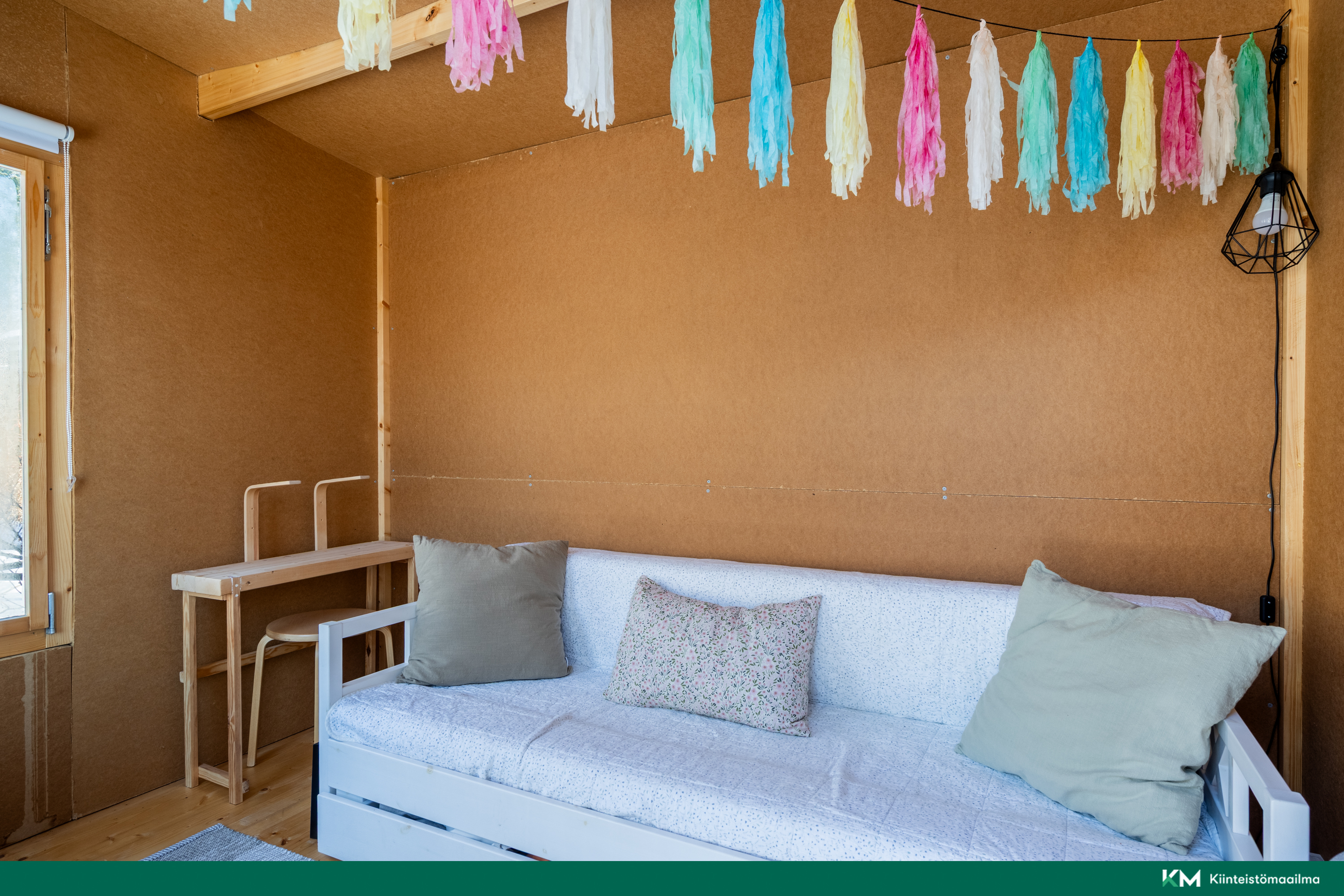 Kesämajan sisälle mahtuu vierasmajoitusta tai lapsille oma nukkumatila.