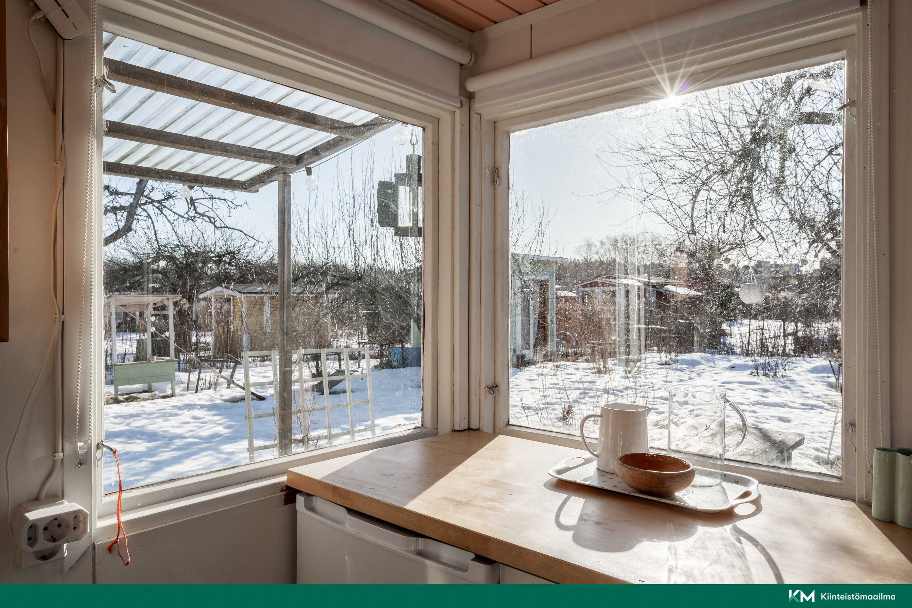 Pian on lehdet puissa ja naapuriin juuri ja juuri näkyy vadelmapensaiden ylitse. 