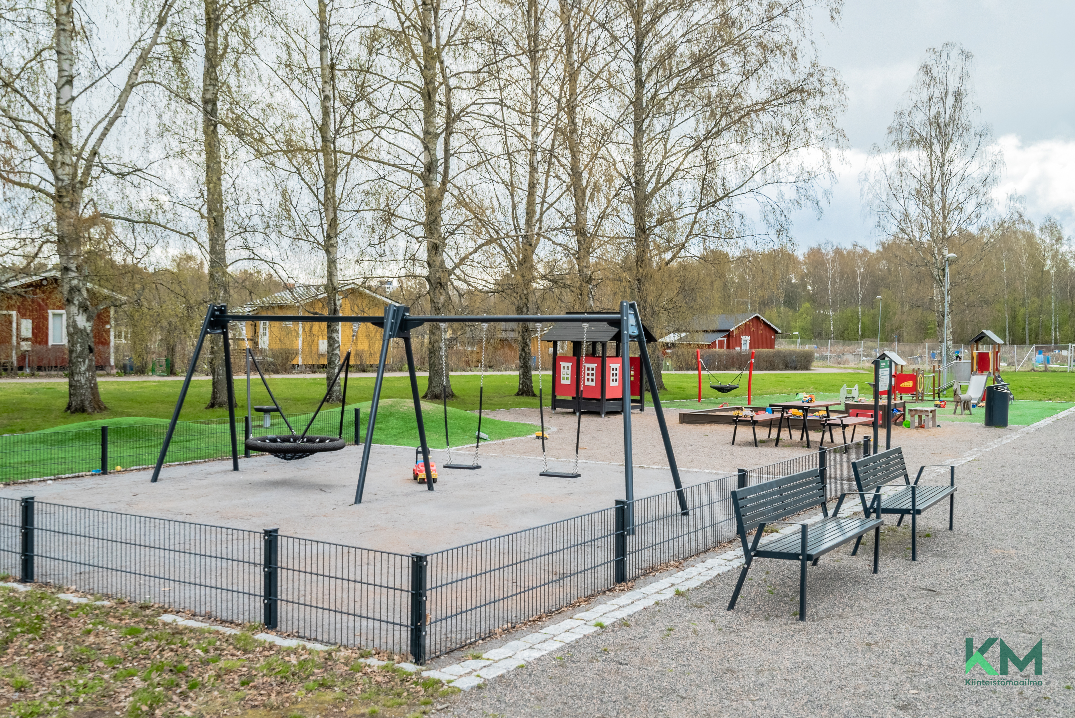 Leikkipaikka on kerhotalon edessä.