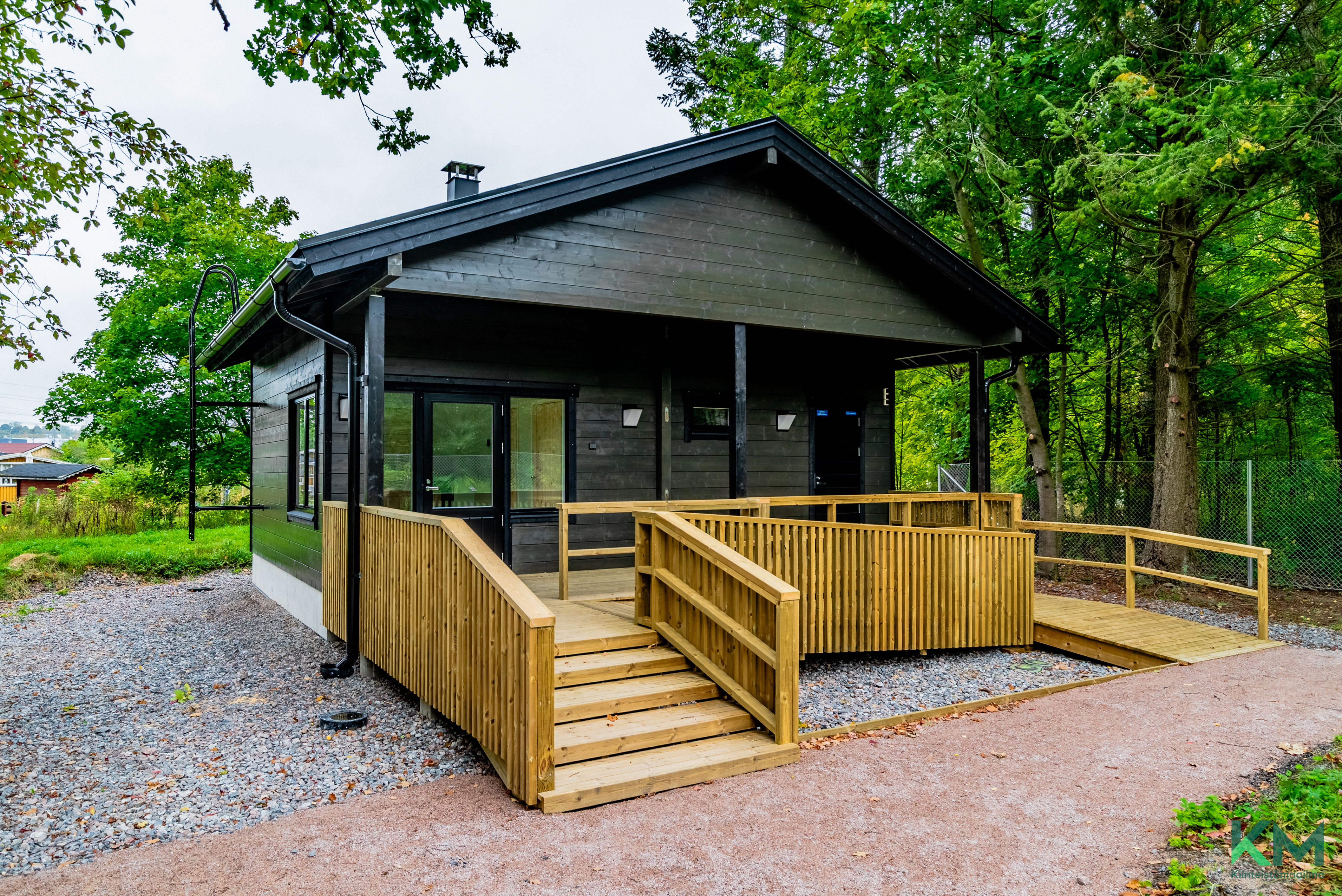 Kivenheiton päässä mökistä on alueella uusi upea sauna.