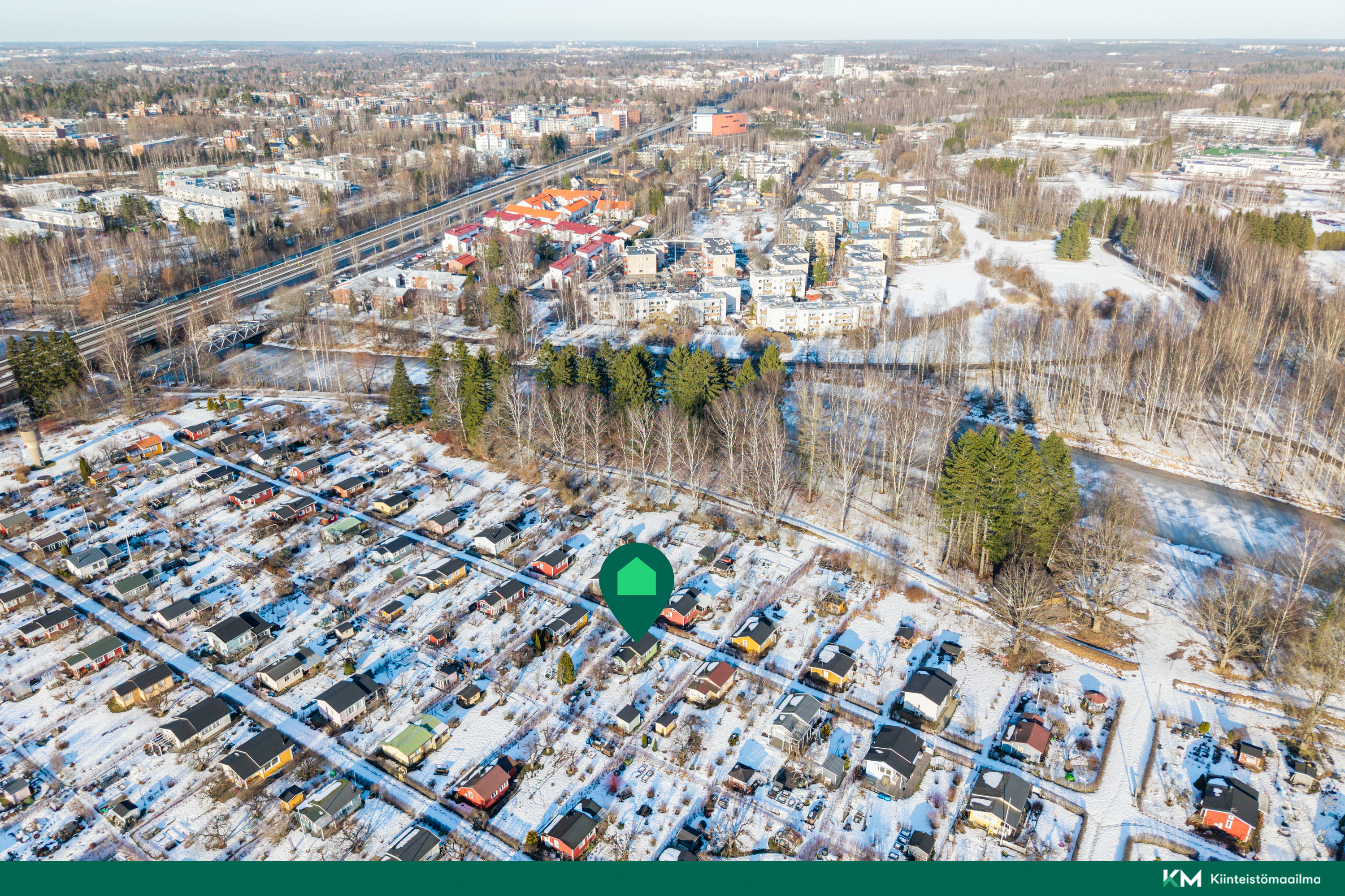 Mökki sijaitsee Akileijapolulta, Vantaanjoen läheisyydestä. Saunakin on kivenheiton päässä.