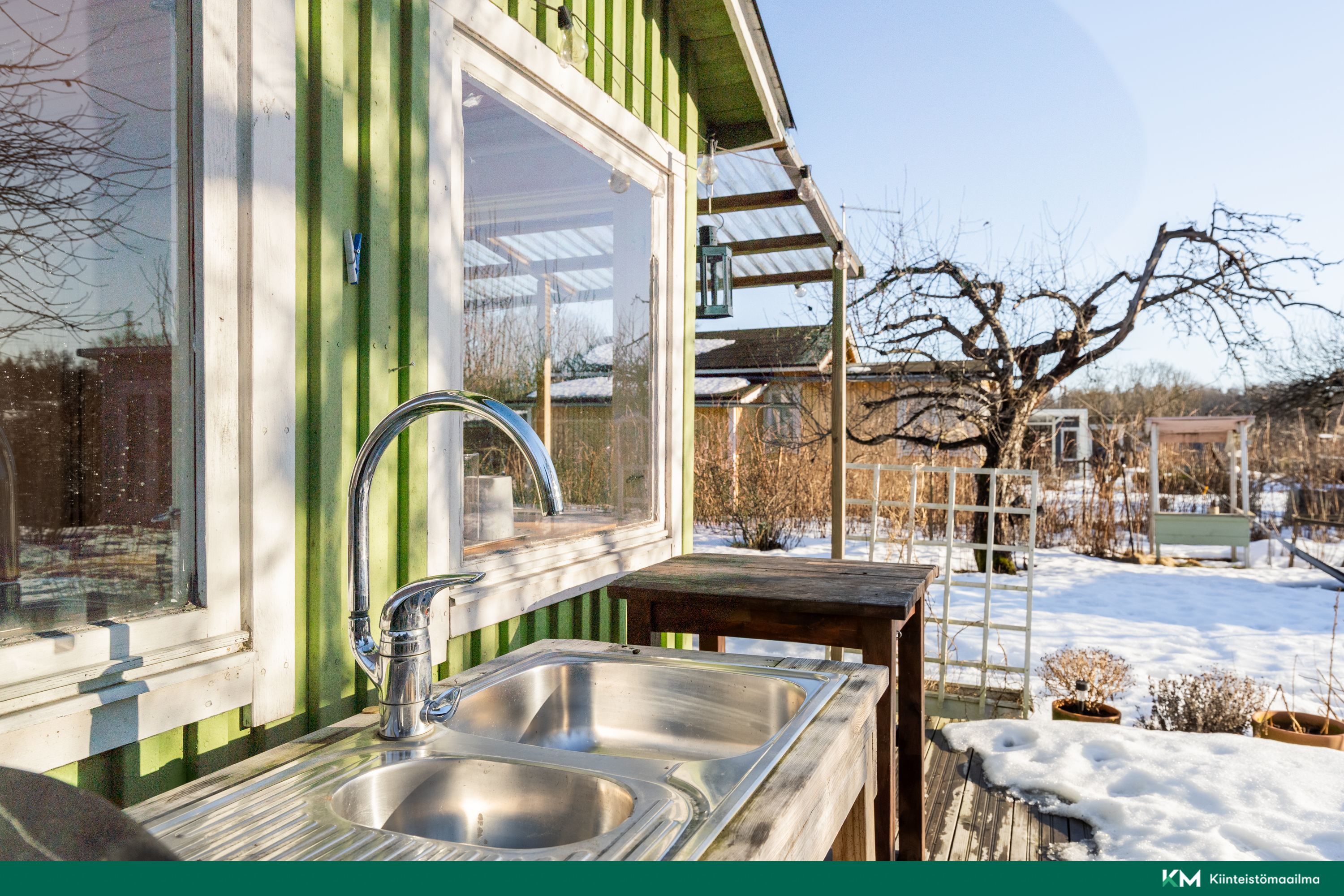 Kesäkeittiö on kätevästi keittiön ikkunoiden alla terassilla. 