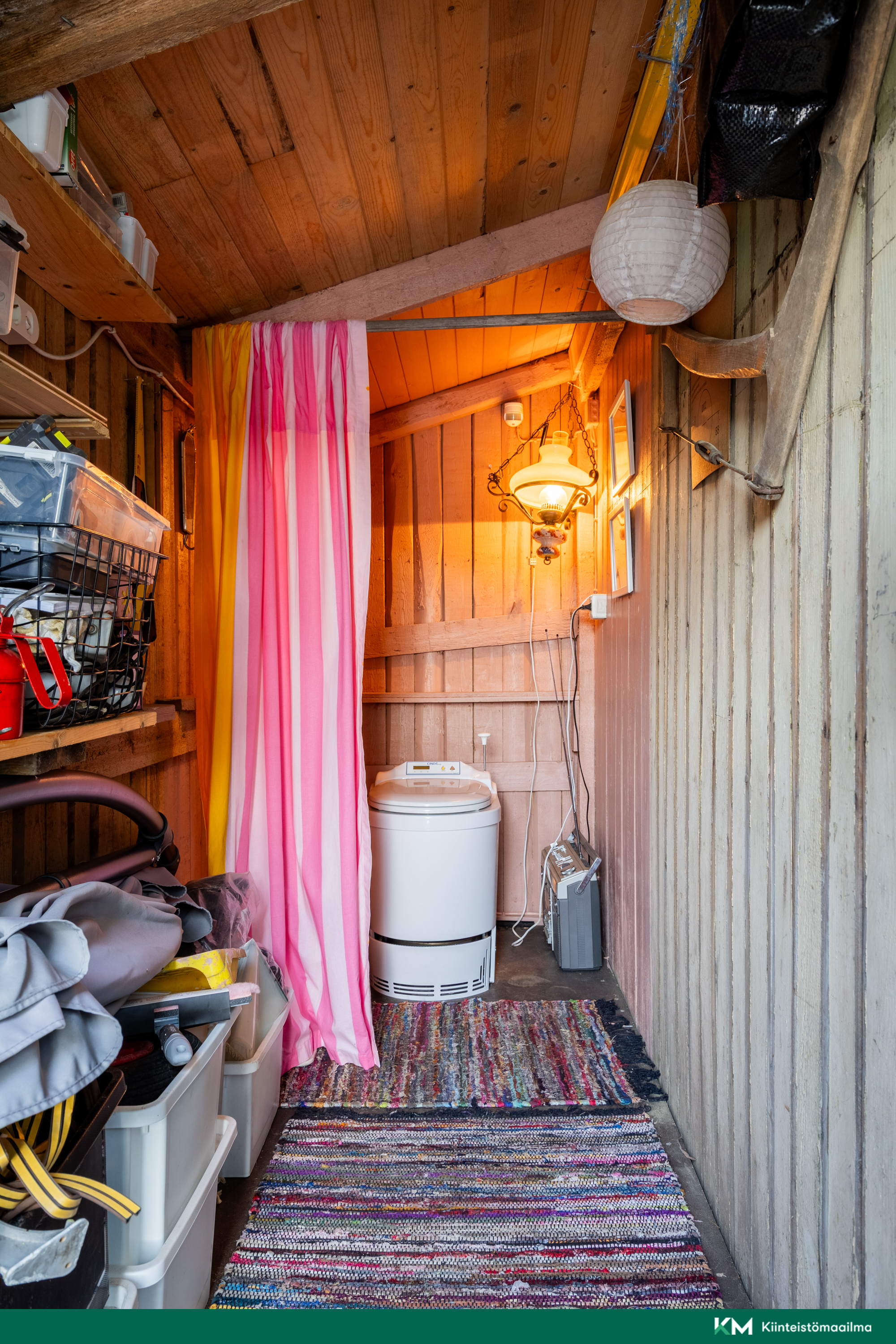 Varaston perällä mökin kupeessa on polttava wc.