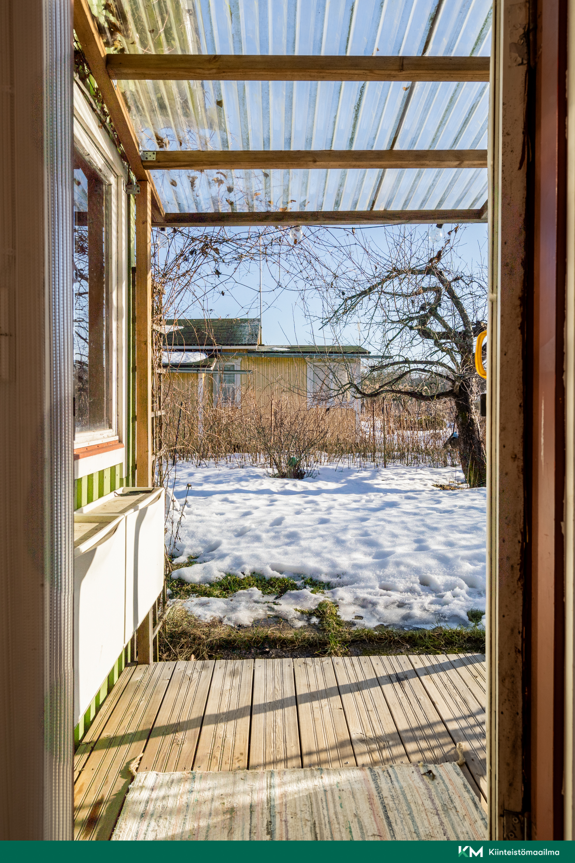 Sisääntuloa suojaa valokate.