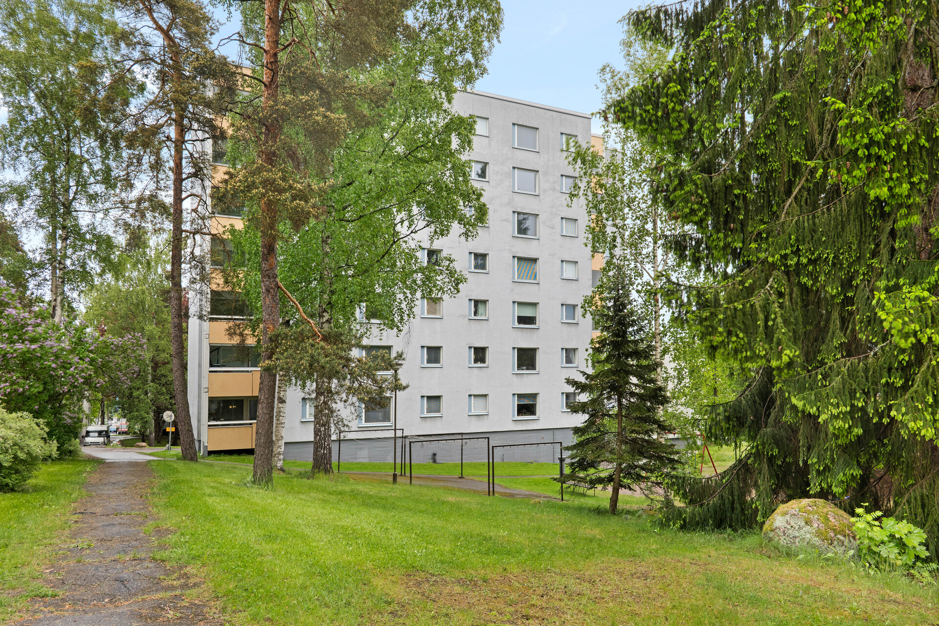 Pihapiiri on vehreä ja viihtyisä.