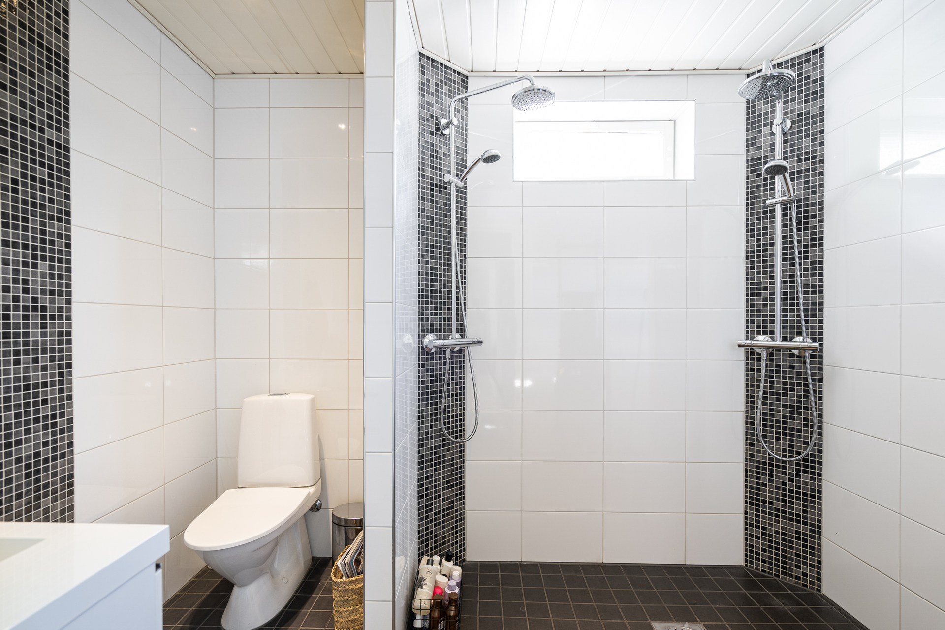 Pesuhuoneen yhteydessä toinen wc