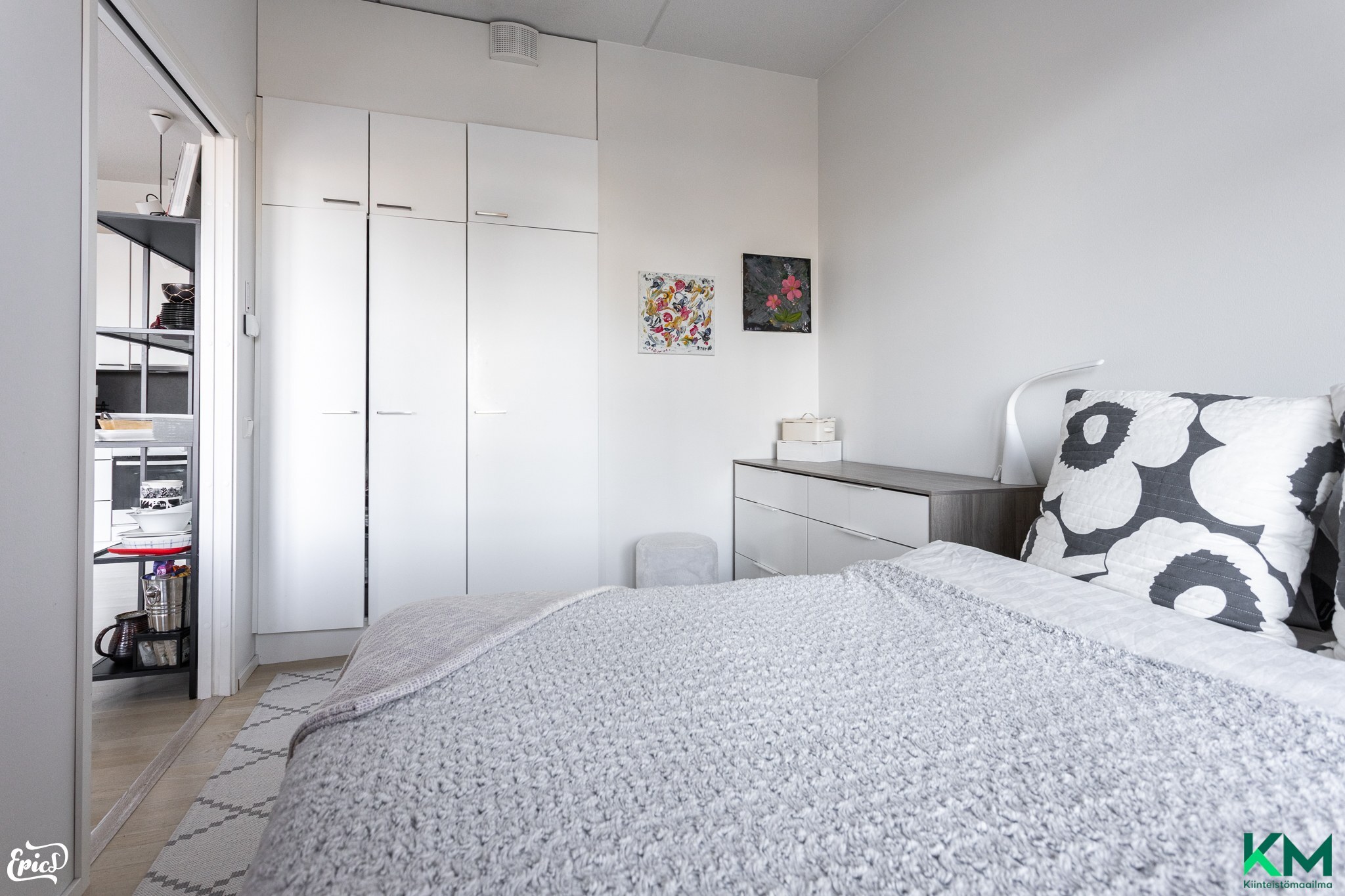 1. makuuhuone, josta kulku parvekkeelle