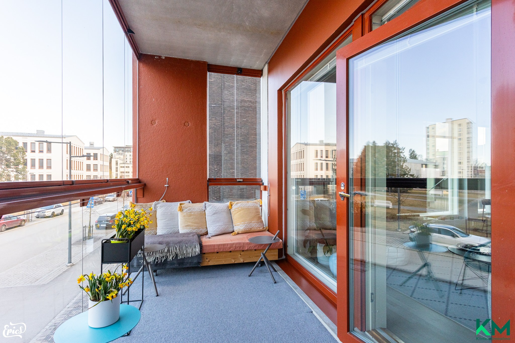 Koko huoneiston levyinen lasitettu parveke