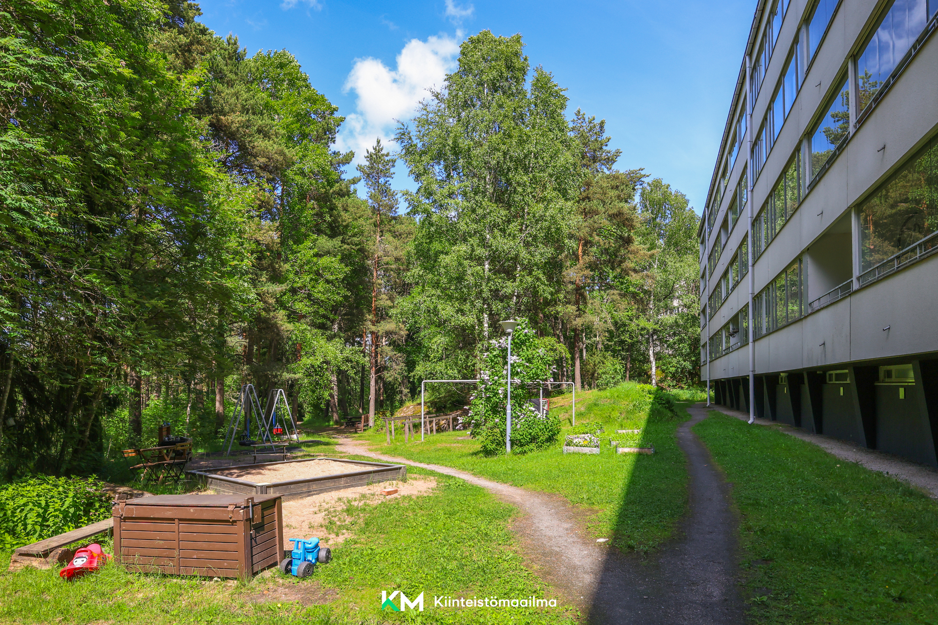 Lasten leikkipaikka pihalla
