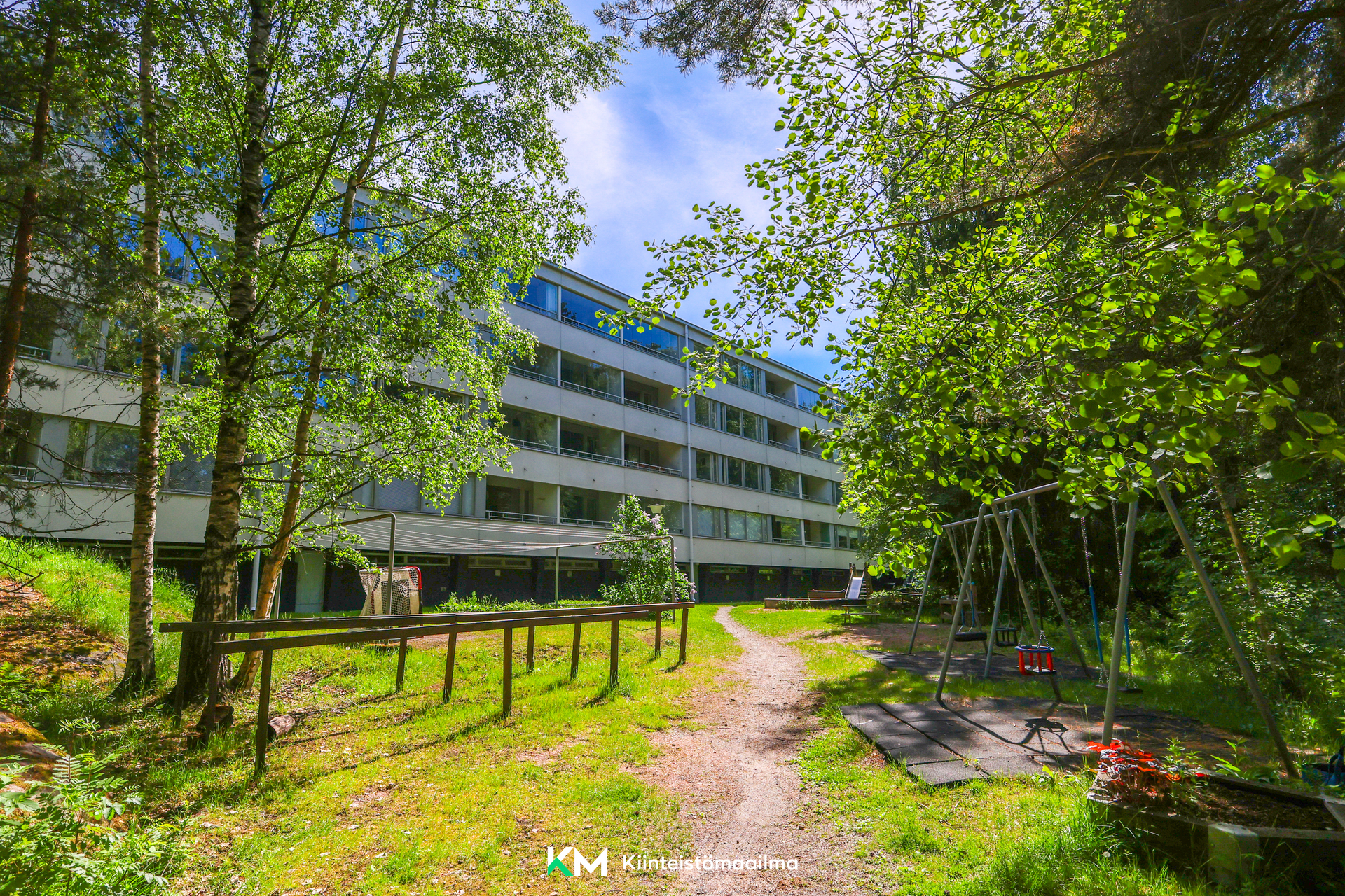 Lasten leikkipaikka pihalla