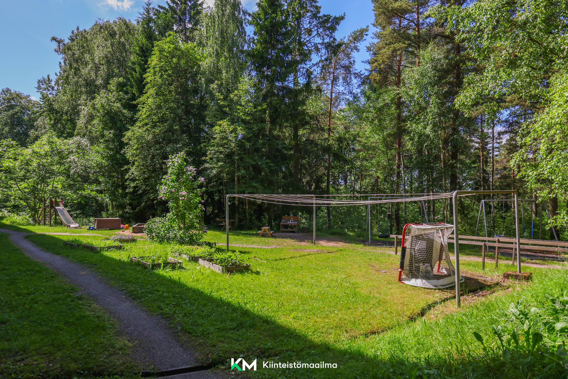Yhtiön vehreä pihapiiri
