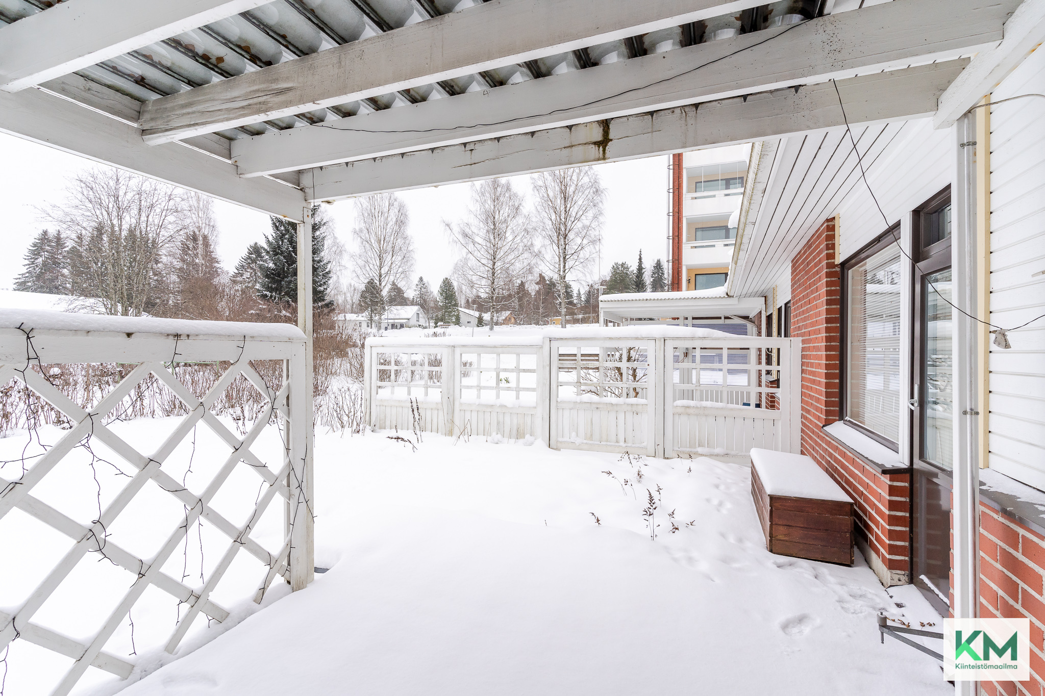 Takapihalla katettu terassi