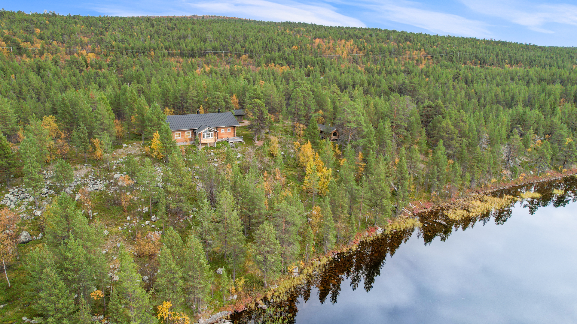 Päärakennuksen vieressä pilkottaa saunarakenus.
