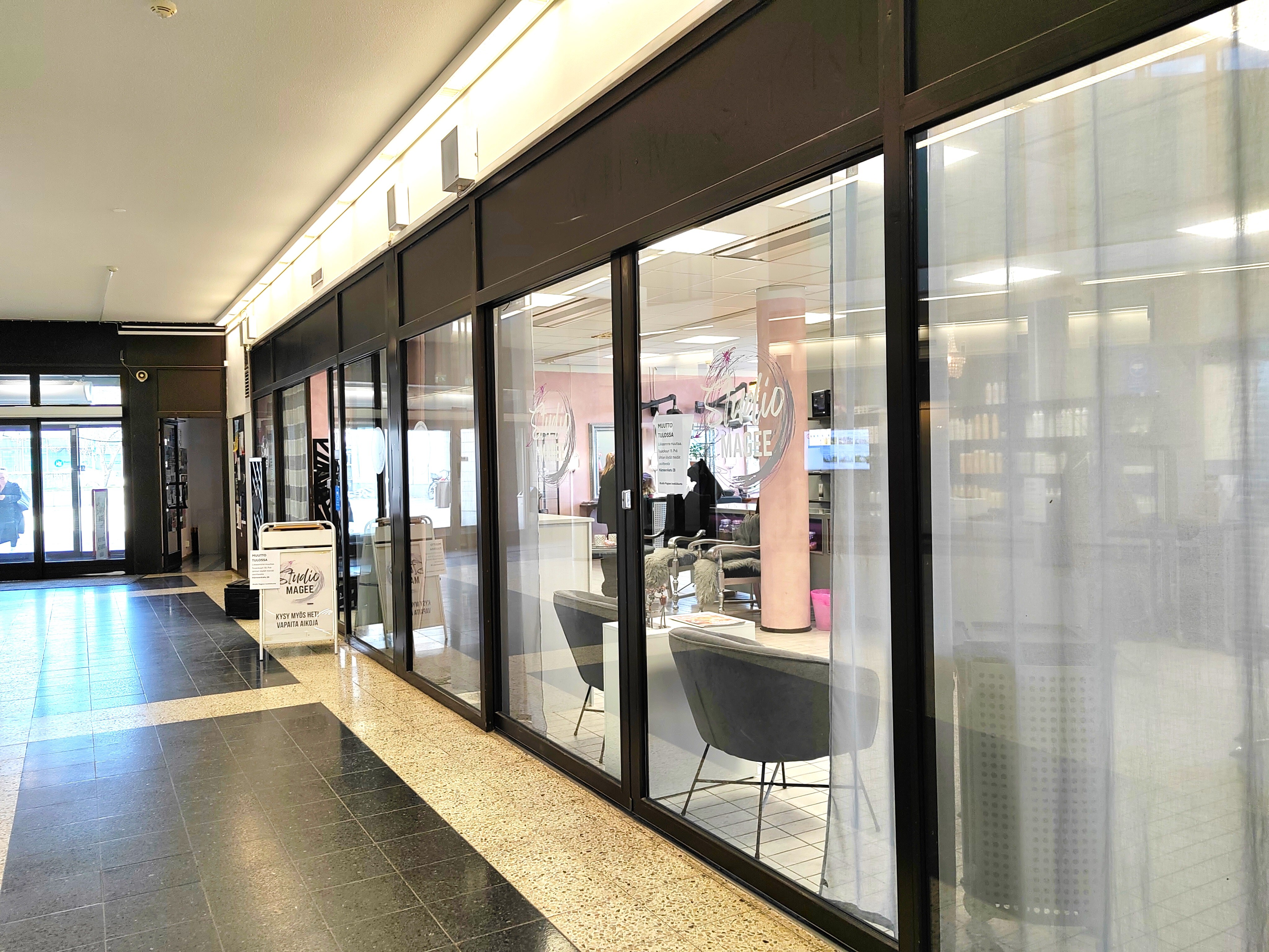 Ikkunapintaa sisäpuolella