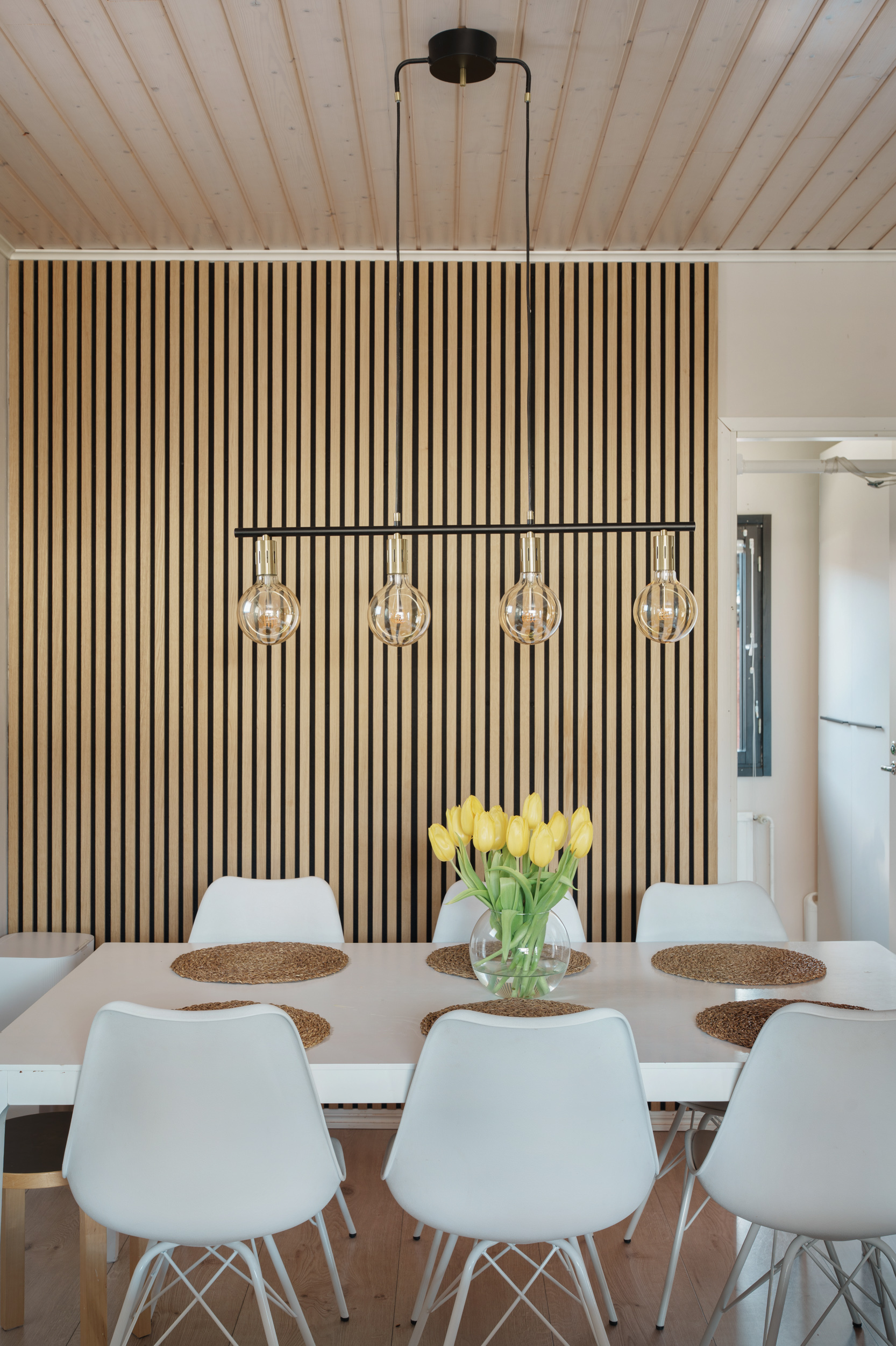 Puiset akustikkalevyt tuovat tunnelmaa