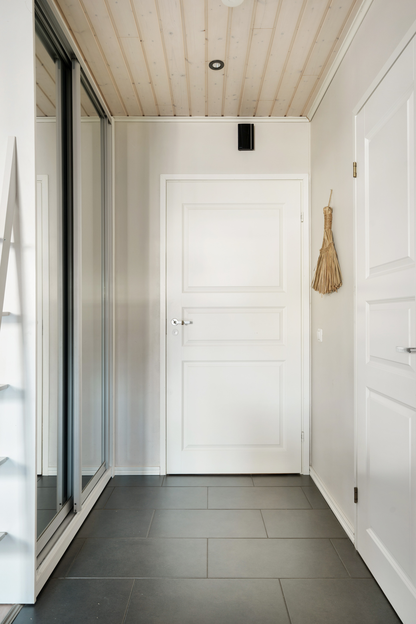 Eteisessä on peilikaapisto