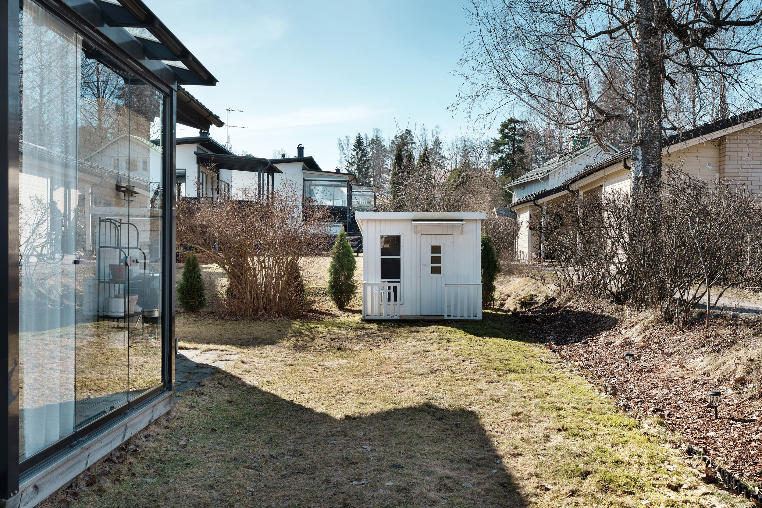  leikkimökki odottaa uutta leikkijää