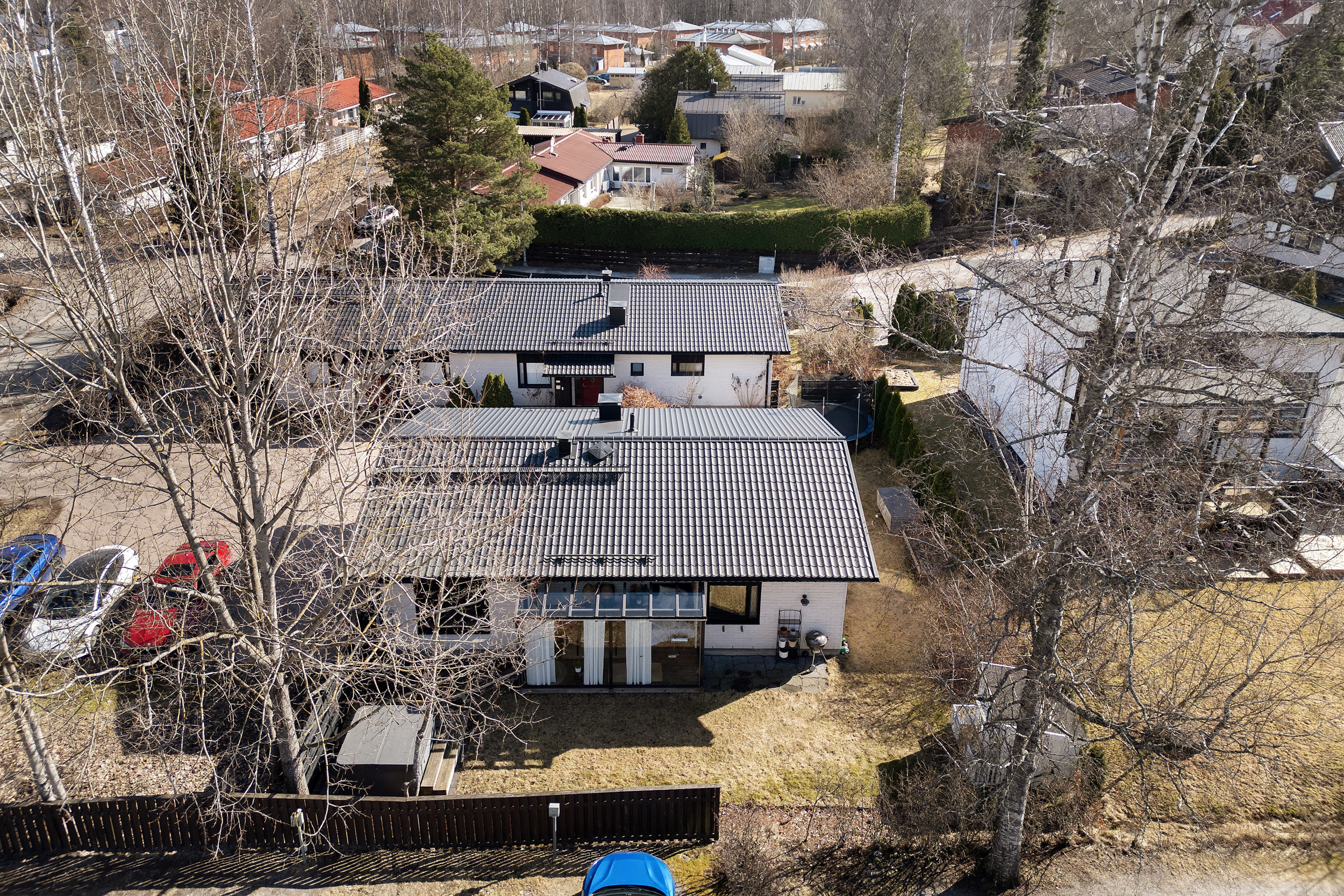 Asunnon vieressä oma lämmitystolpallinen autopaikka