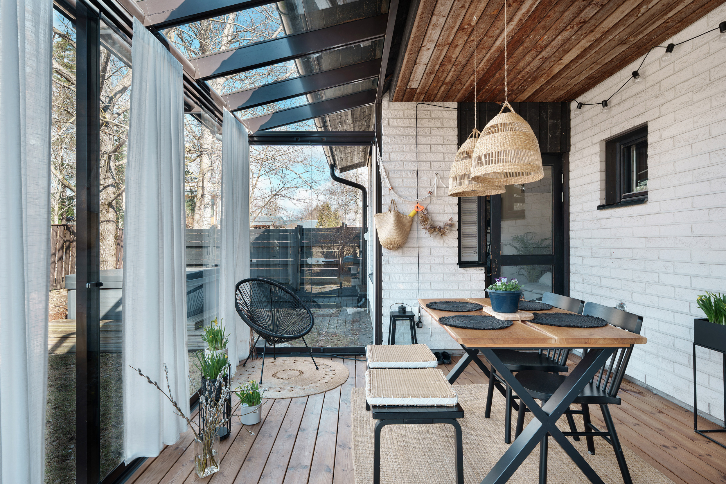 Valoa terassille tulee osittain lasitetulta katolta