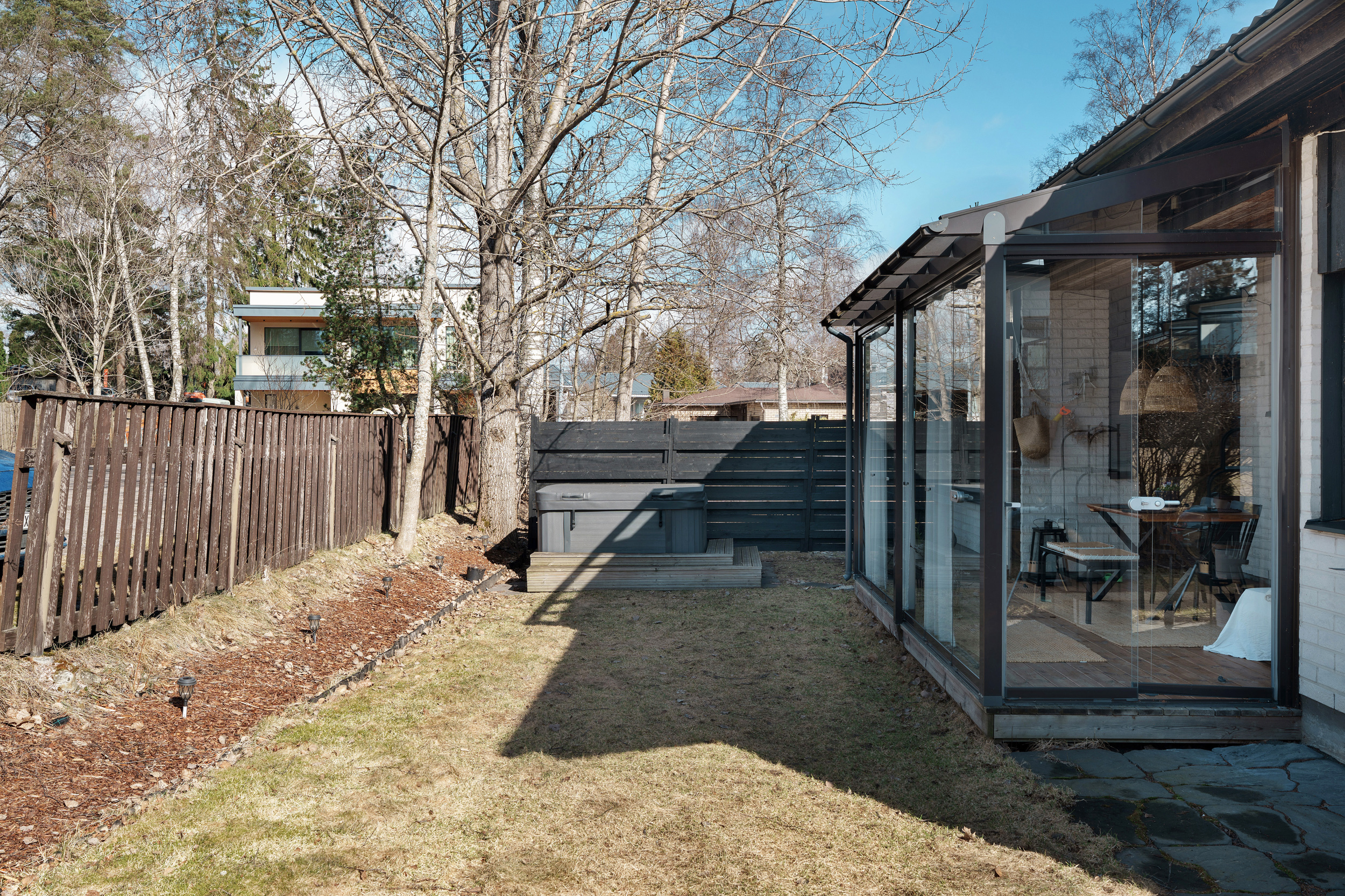 Porealtaalla katseilta piilossa