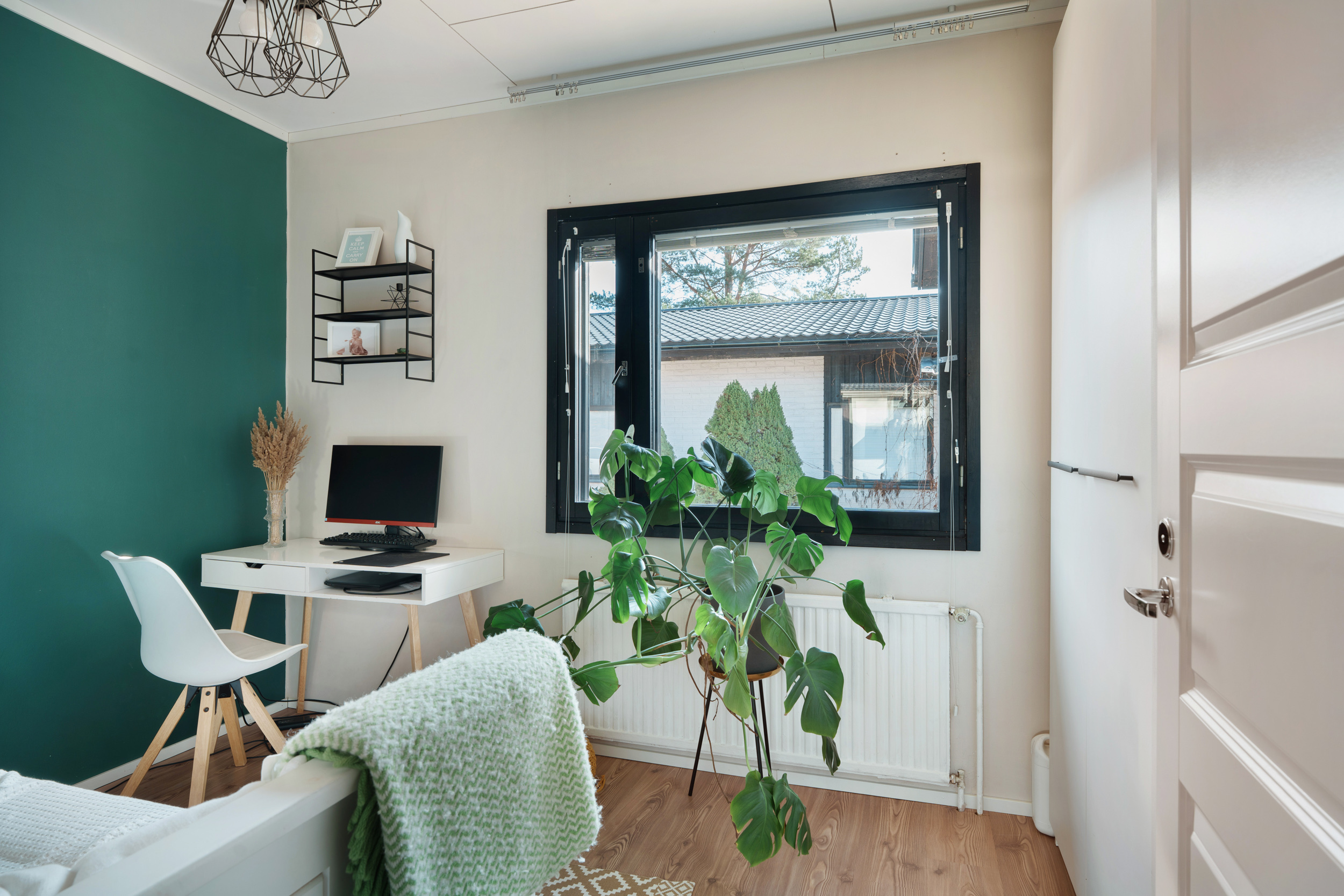 Huone sopii hyvin lastenhuoneeksi tai vaikka työhuoneeksi