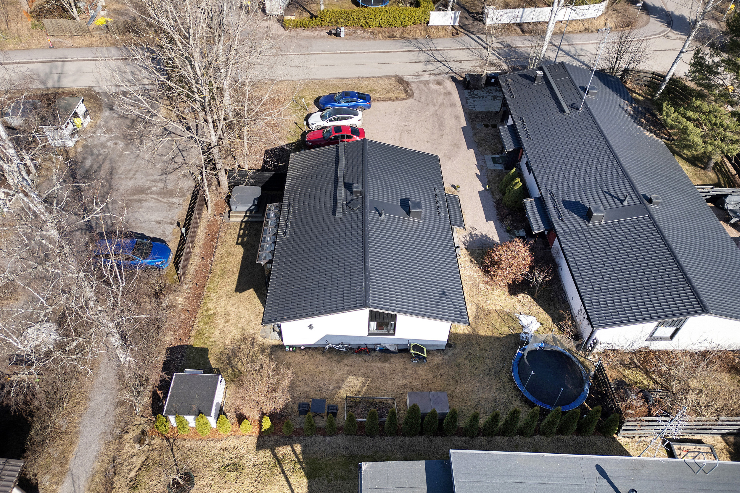 Osittain puuaidalla aidattu piha