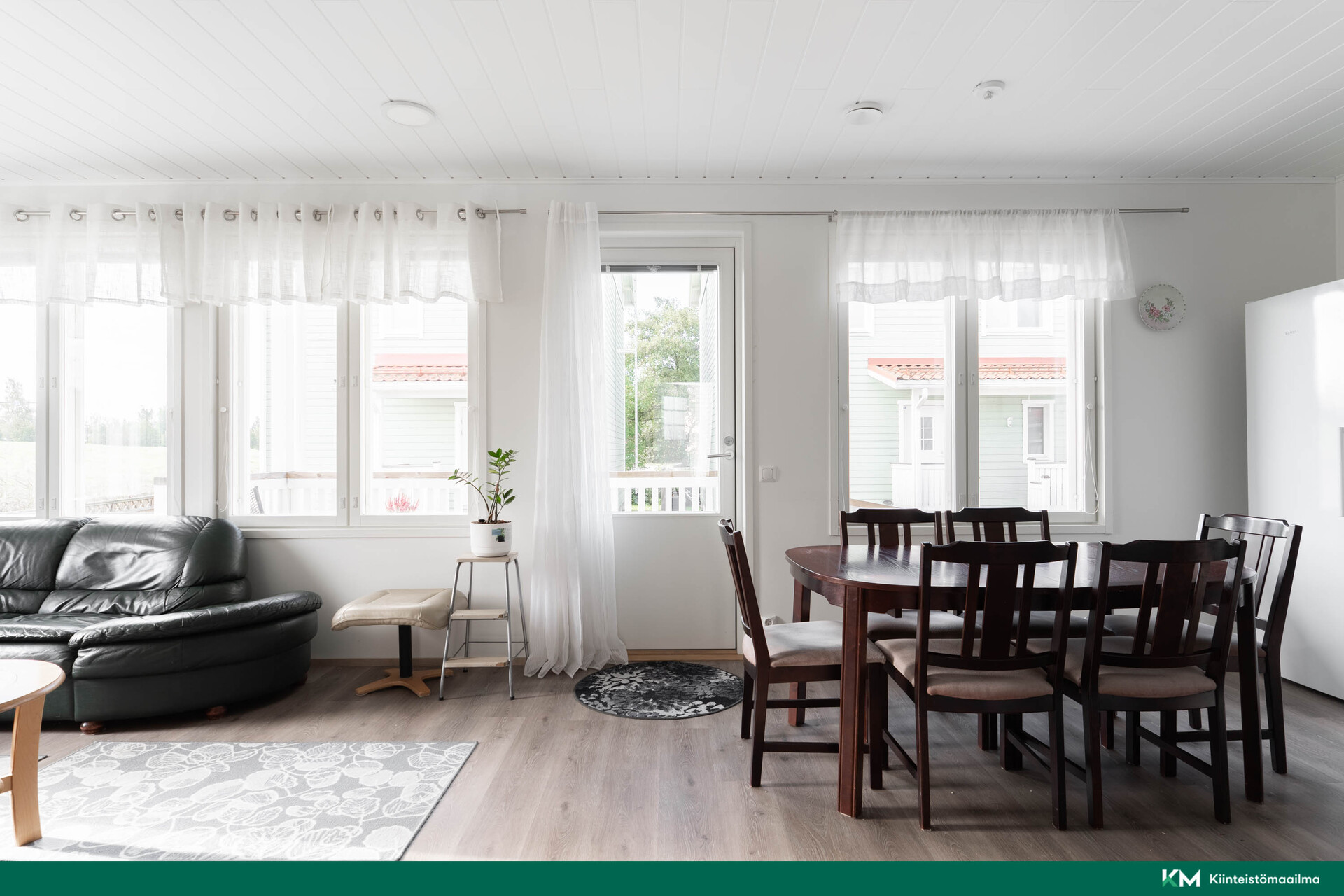 Eteisestä olohuoneen suuntaan