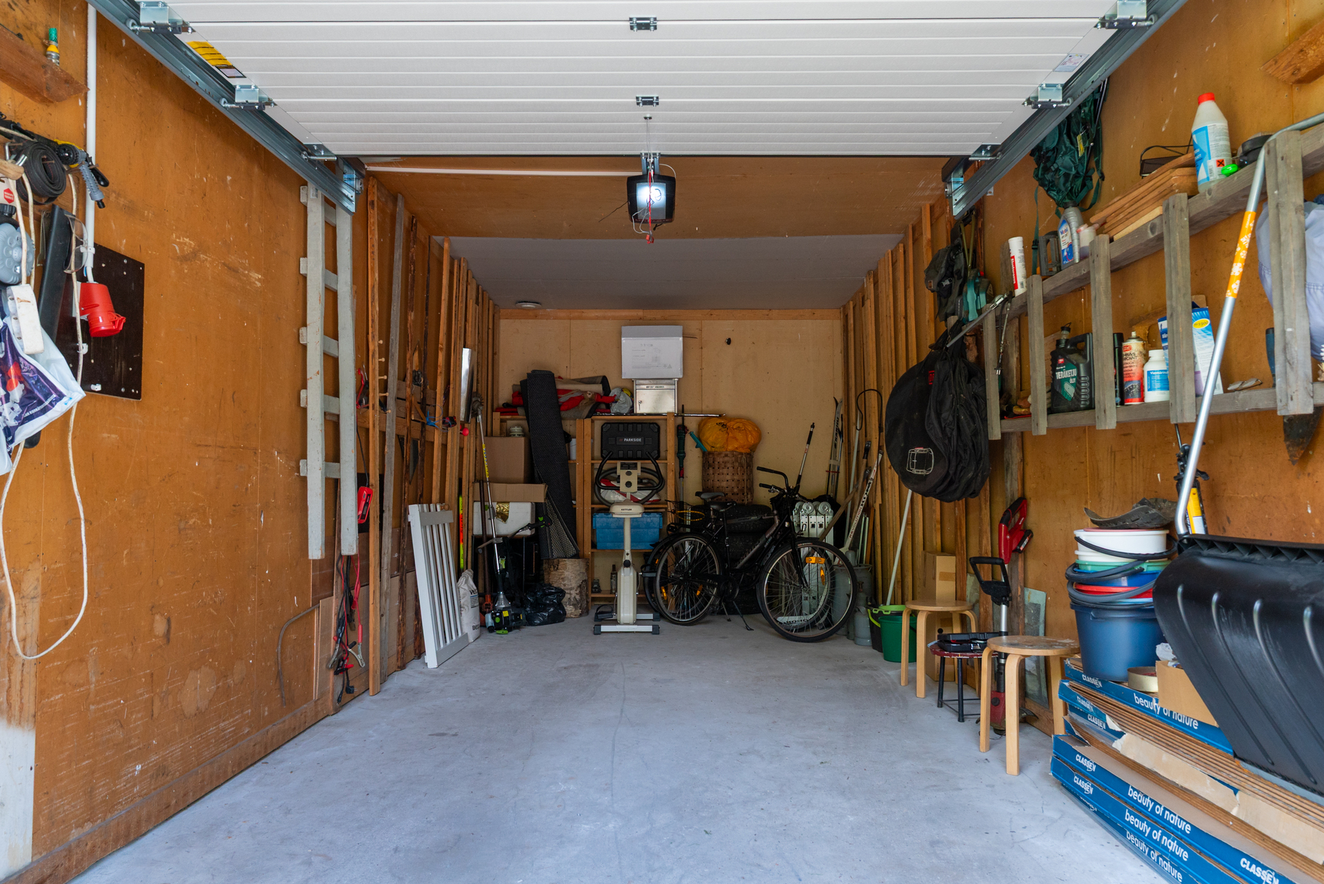 sisääntulokerroksen autotalli