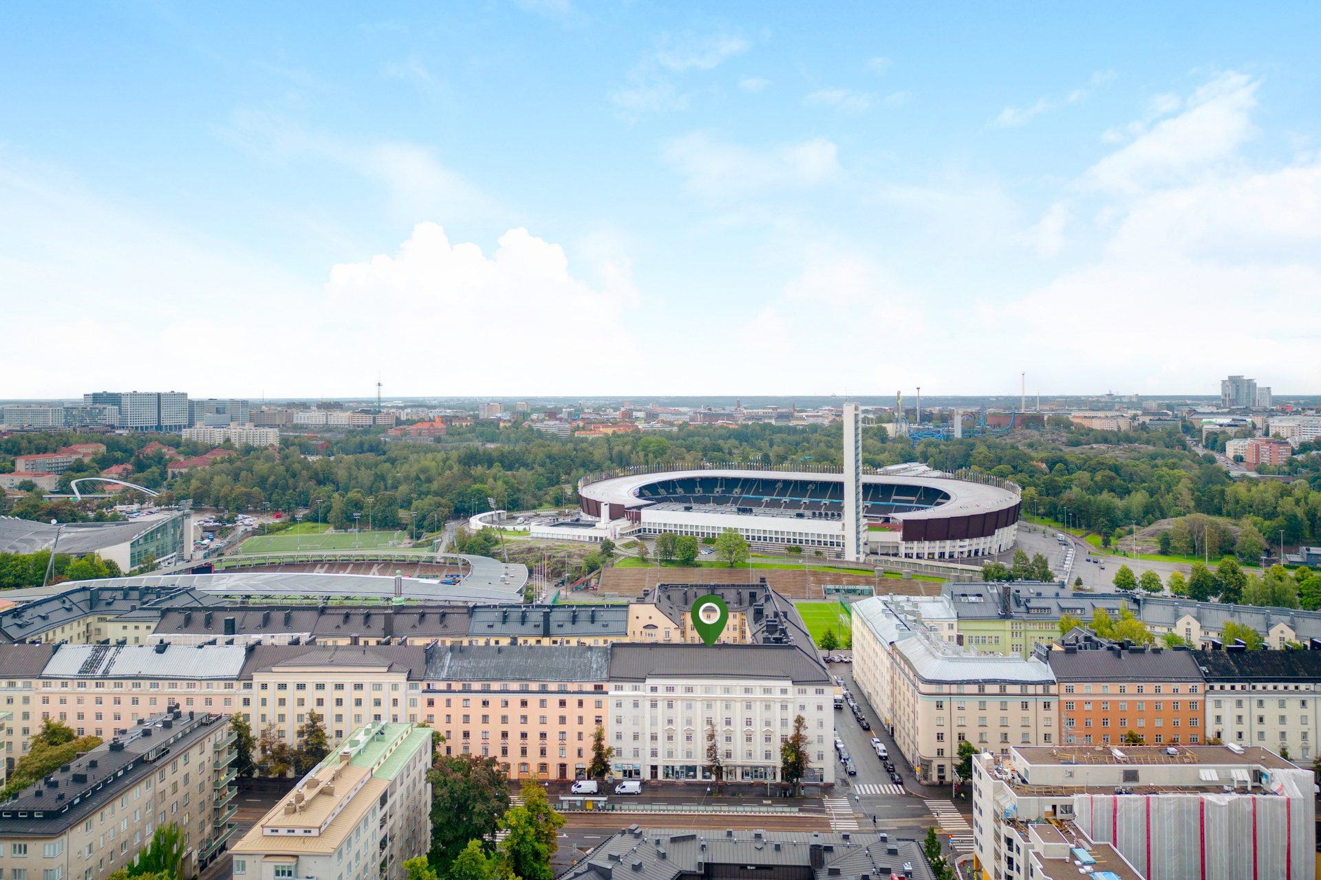 Helsingin Olympiastadion taustalla.