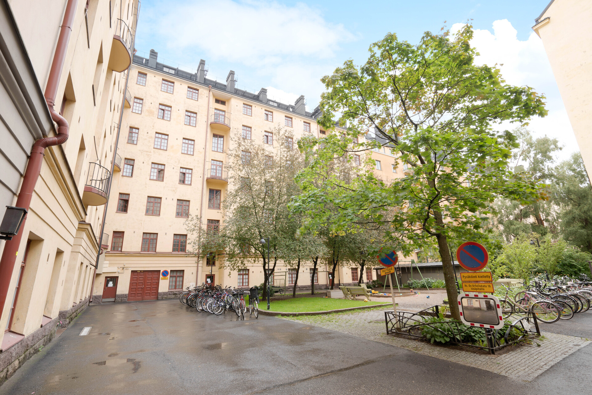 Yhtiö sisäpihalta päin. 