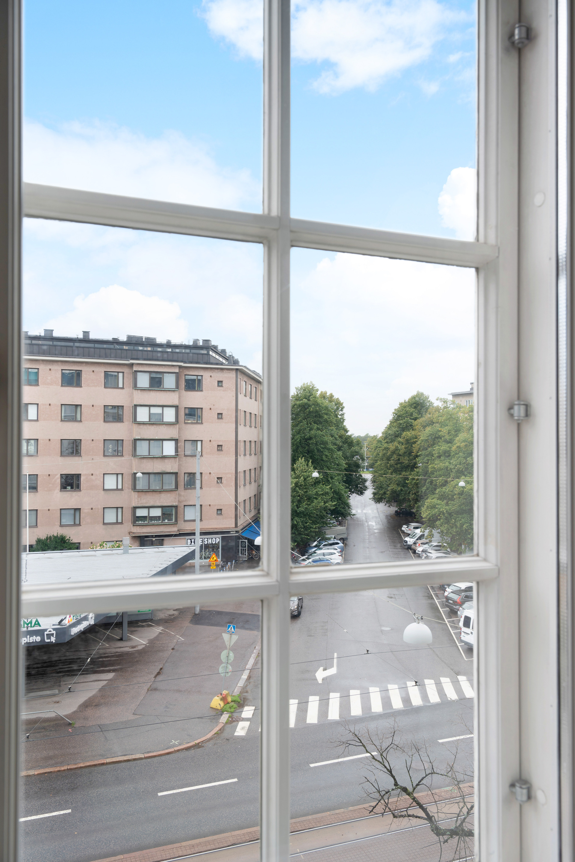 Näkymä olohuoneen ikkunasta Linnankoskenkadun suuntaan.