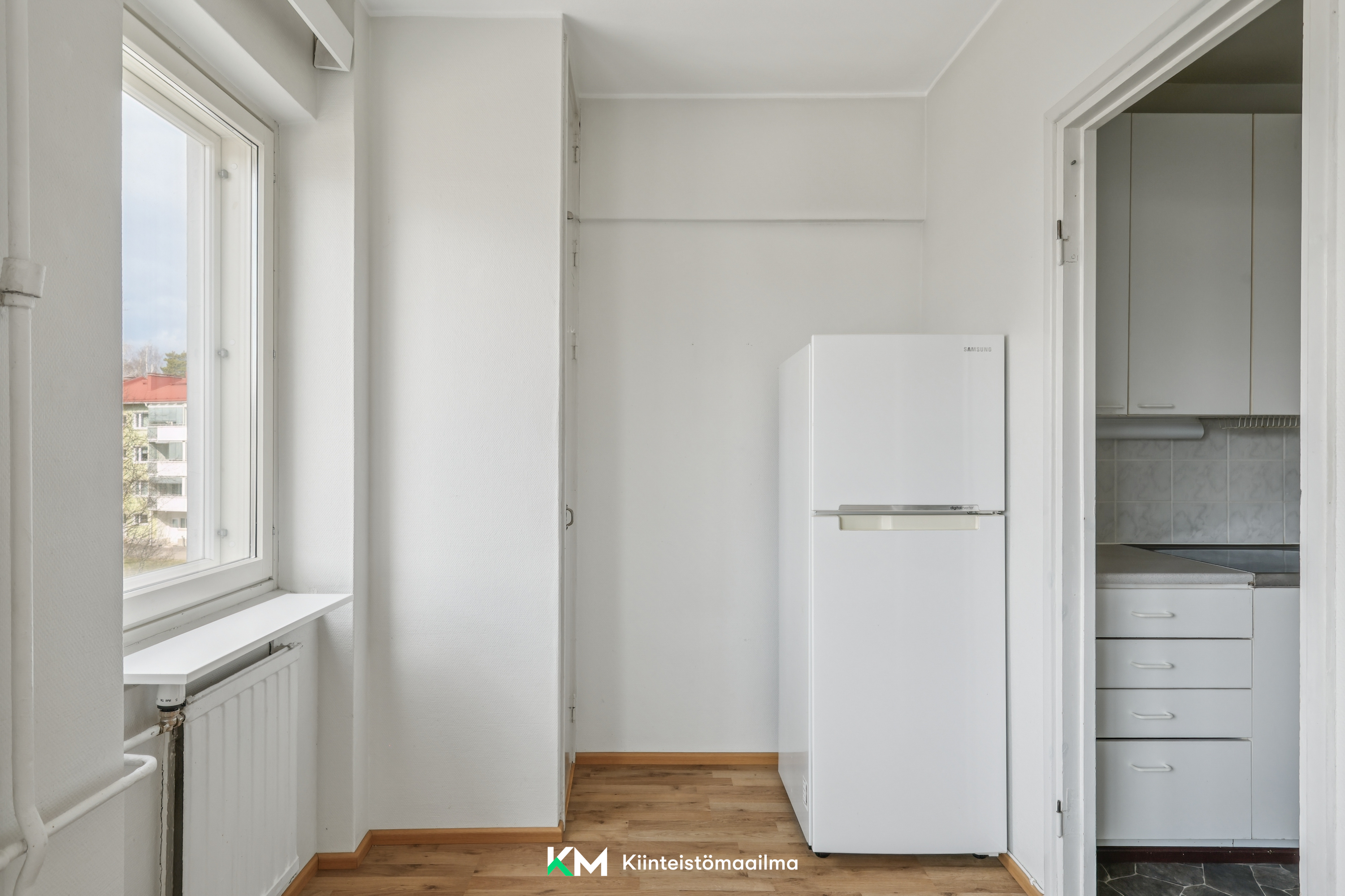 Jenkkikaappi on sijoitettu keittokomeron ulkopuolelle.