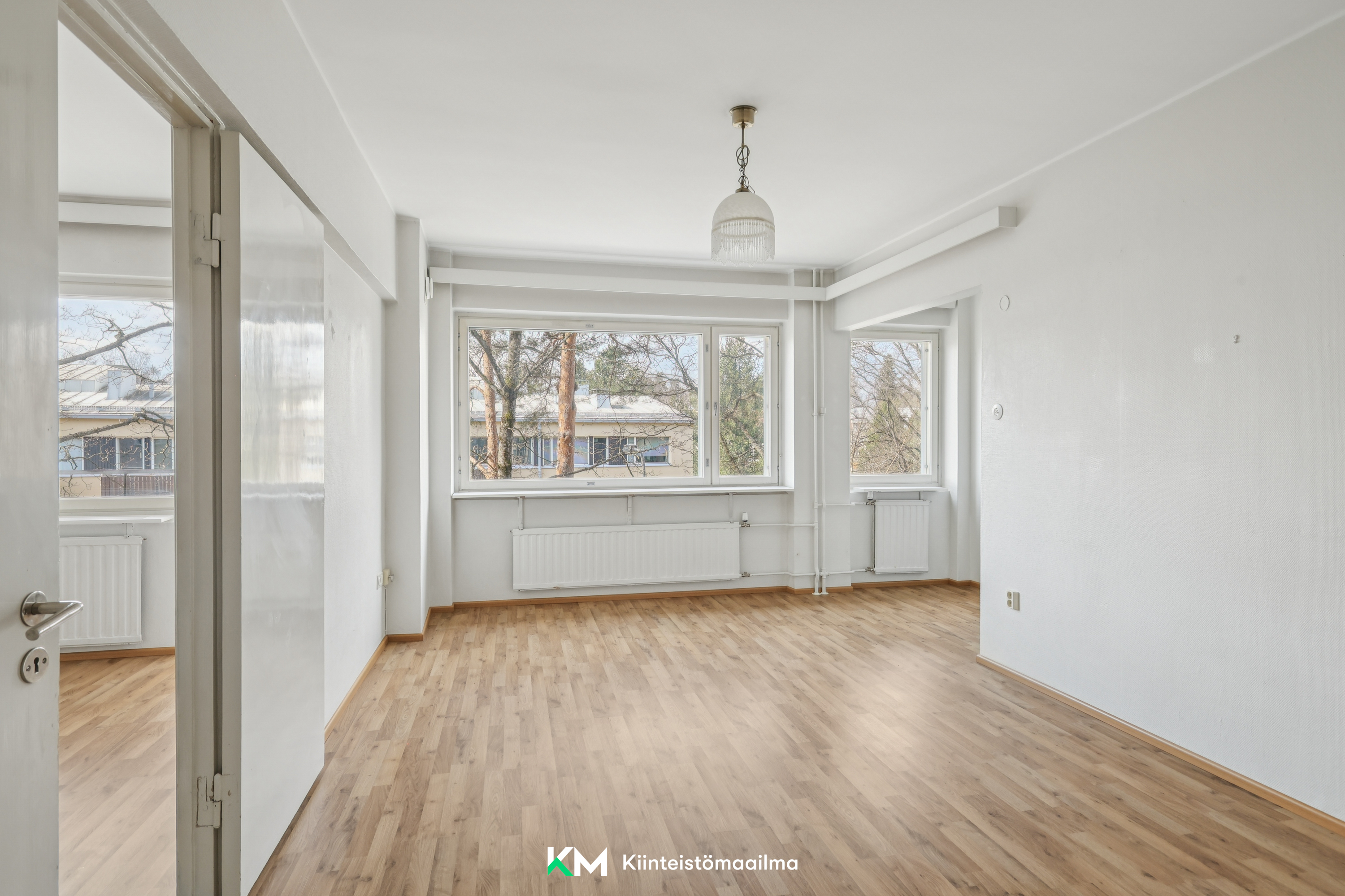 Olohuone-ruokailutila ilman digistailausta.