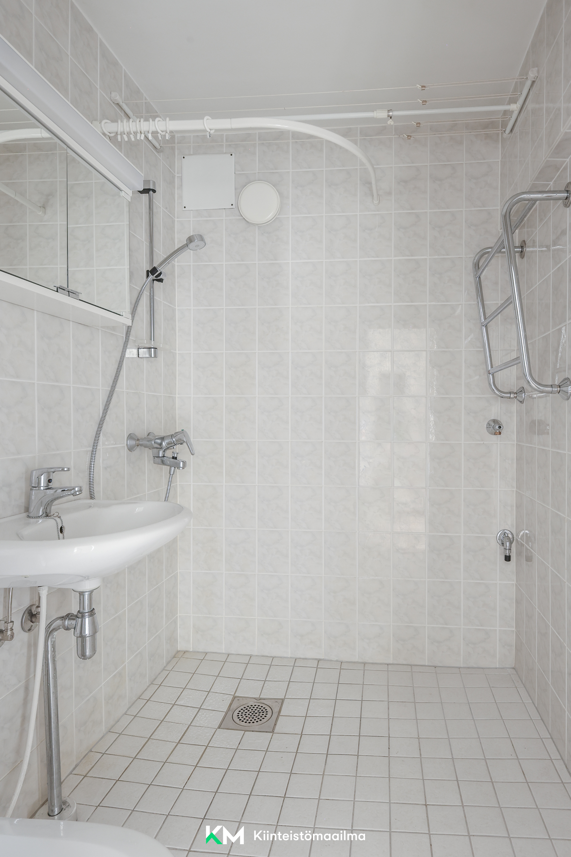 Siellä on mukavasti tilaa myös pyykinpesukoneelle.