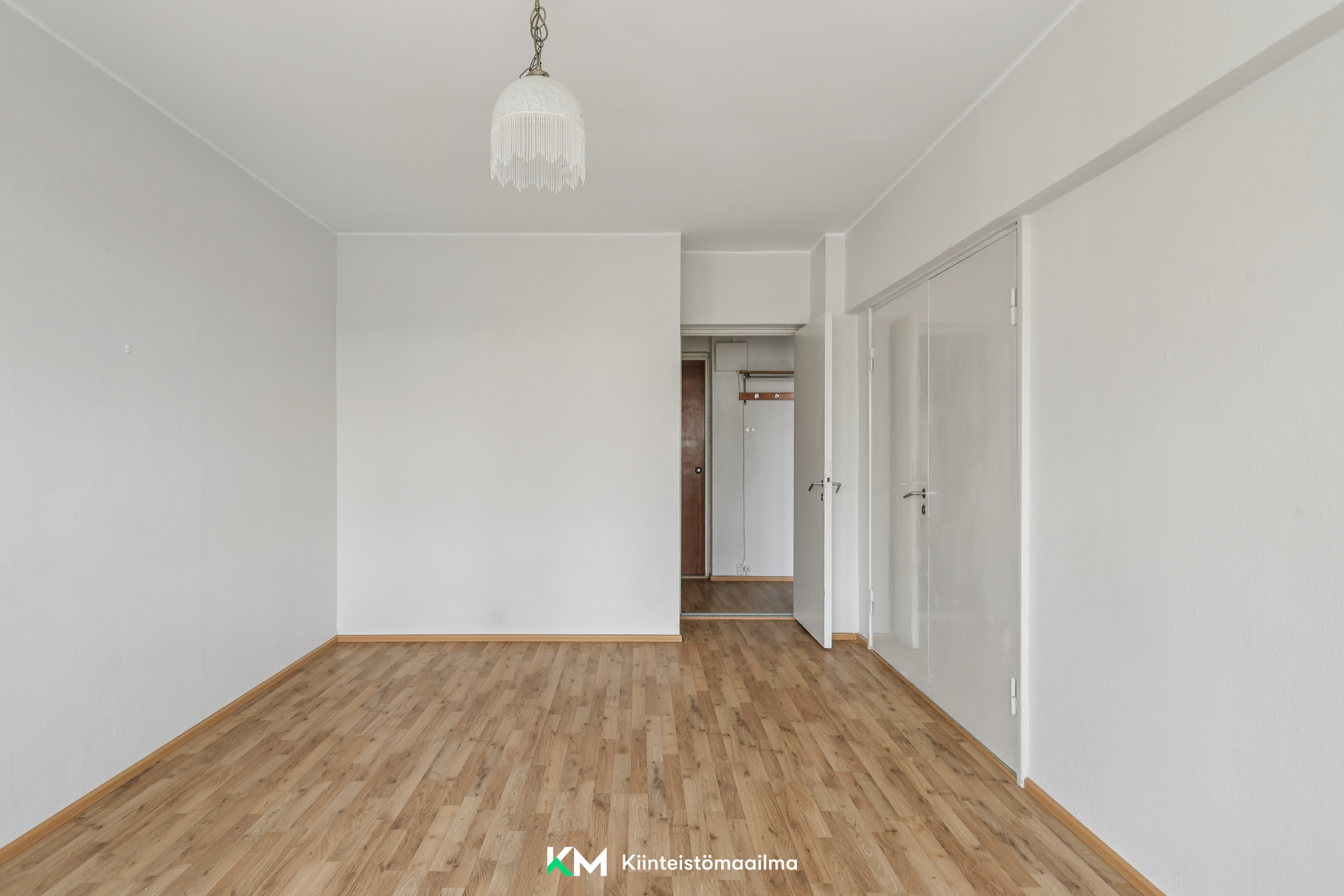 Olohuoneessa on hyvin seinäpintaa sijoittaa hyllyjä tai vitriiinejä.