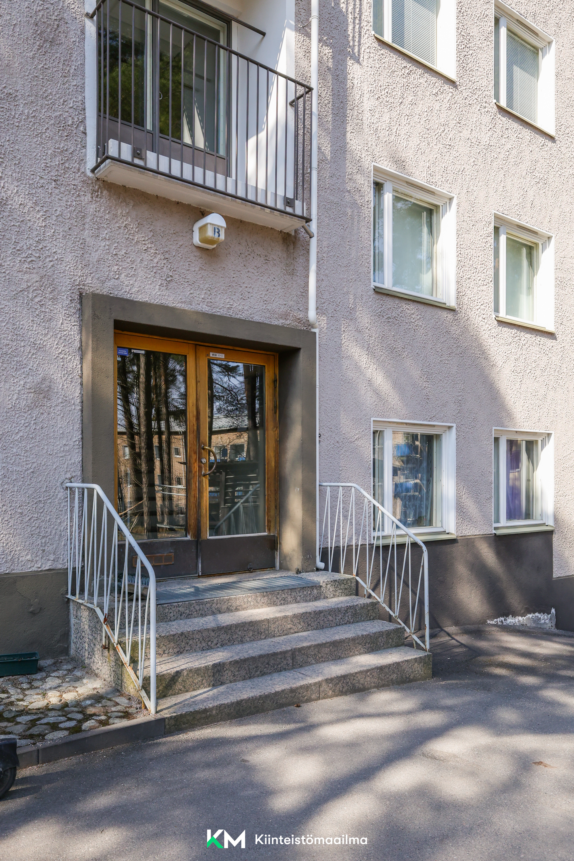 Asunto sijaitsee muutaman portaan päässä ulko-ovelta.