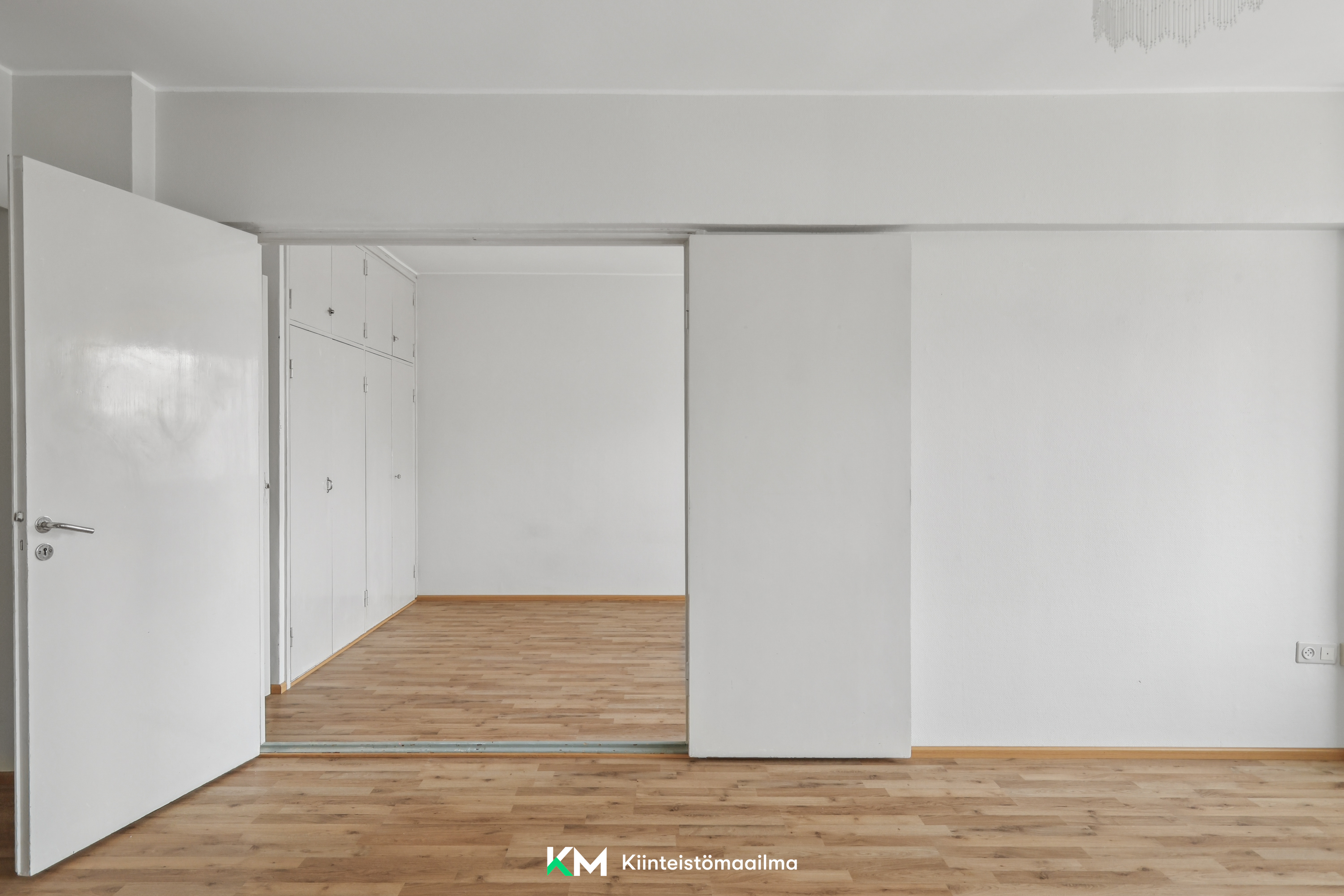 Olohuoneesta aukeaa näkymät makuuhuoneeseen pariovien kautta.