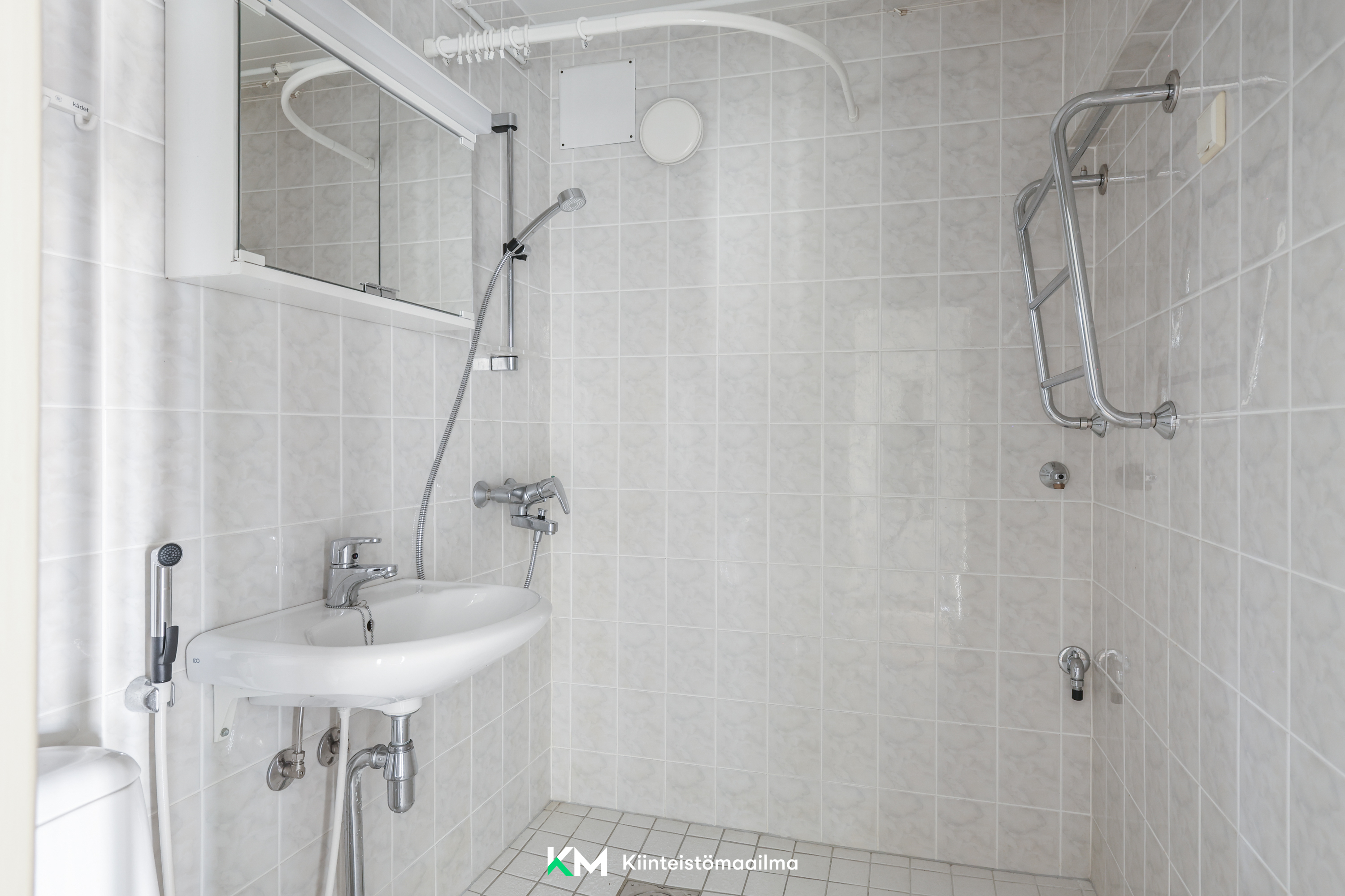 Kylpyhuone on saneerattu putkiremontin yhteydessä.