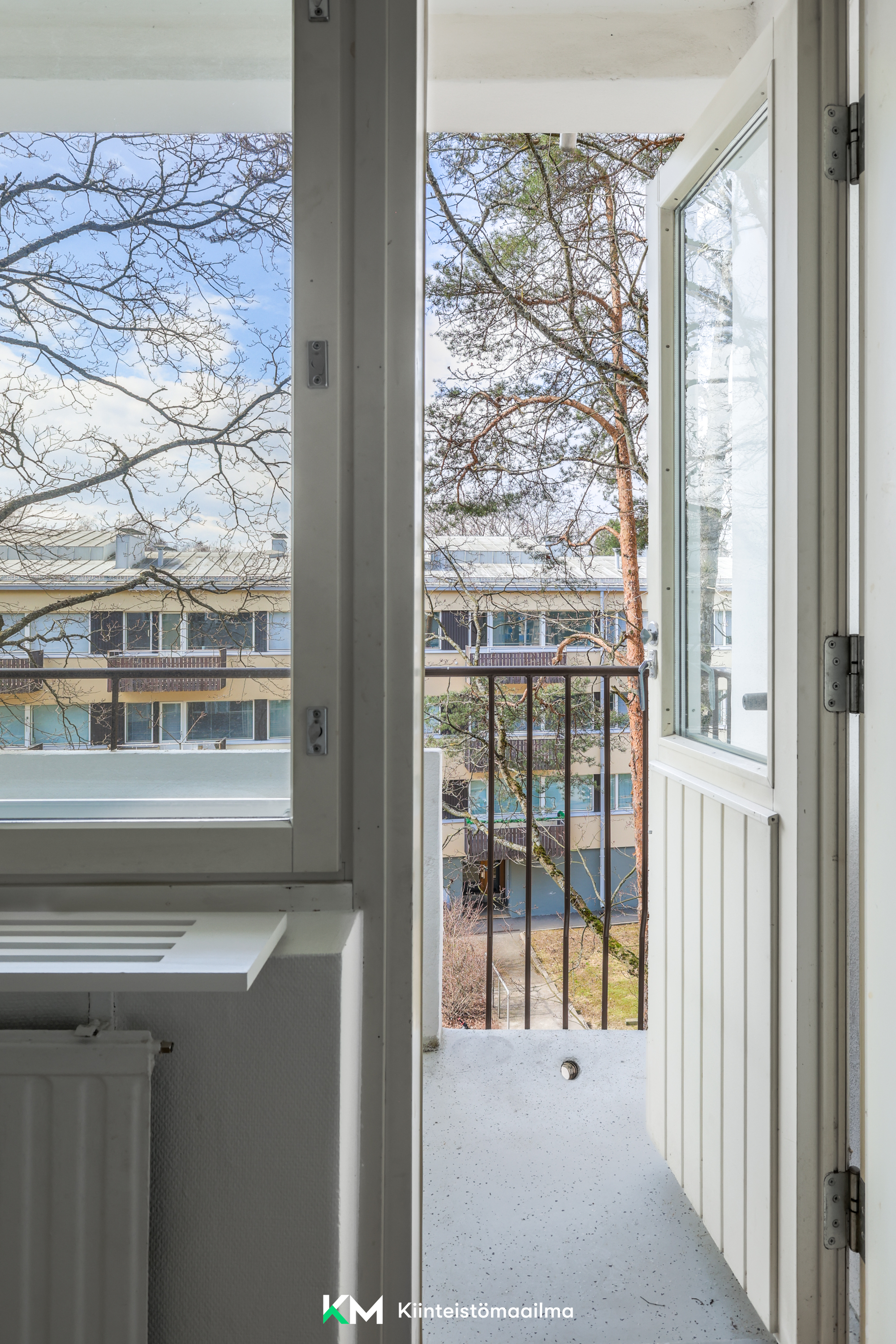 Makuuhuoneesta on käynti parvekkeelle, ja ihailemaan puiden kautta tulevaa vihreyttä.