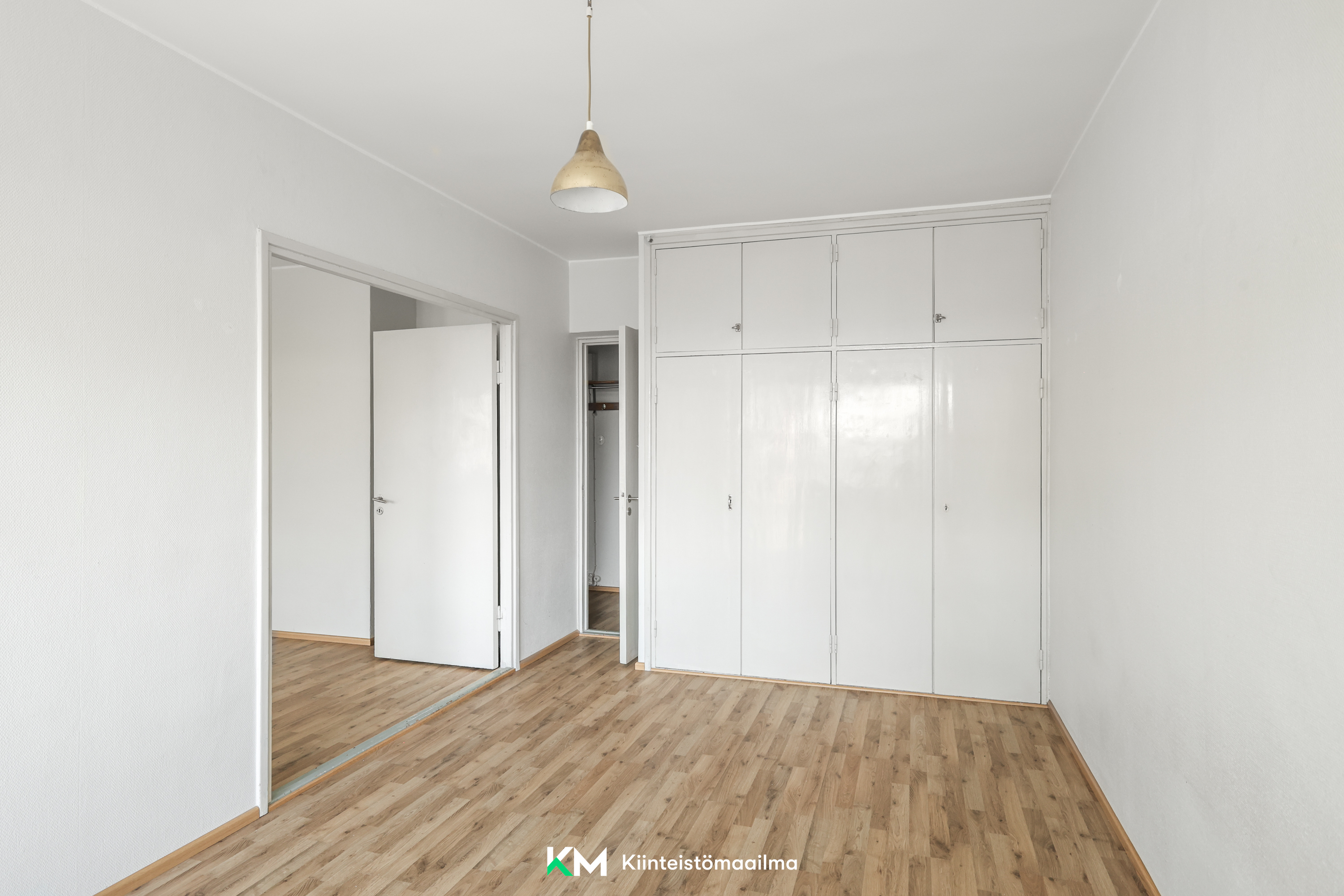 Makuuhuoneessa on mukavasti kaappitilaa.