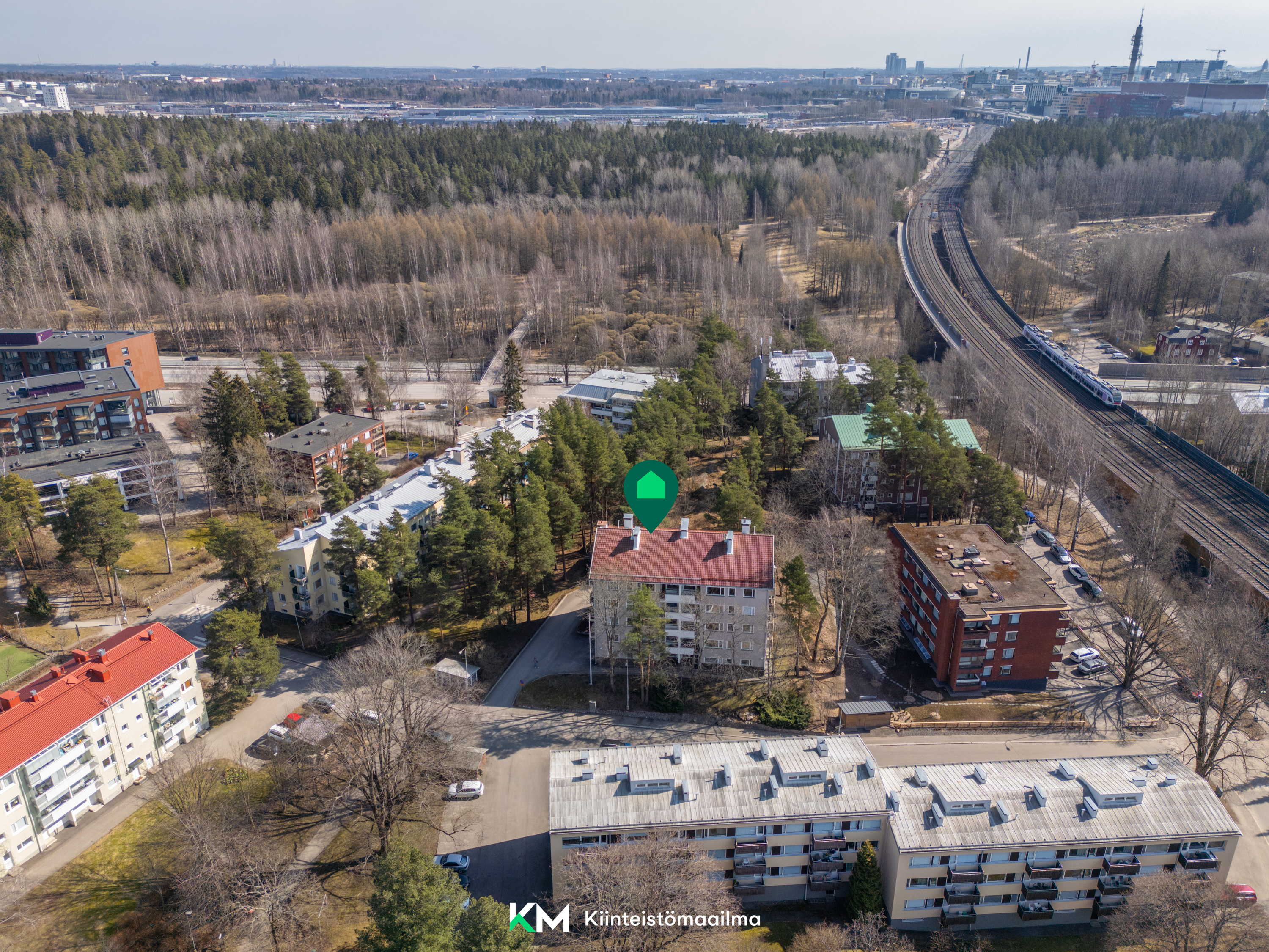 Keskuspuiston lenkkipolut aukeavat lähes kulman takaa.