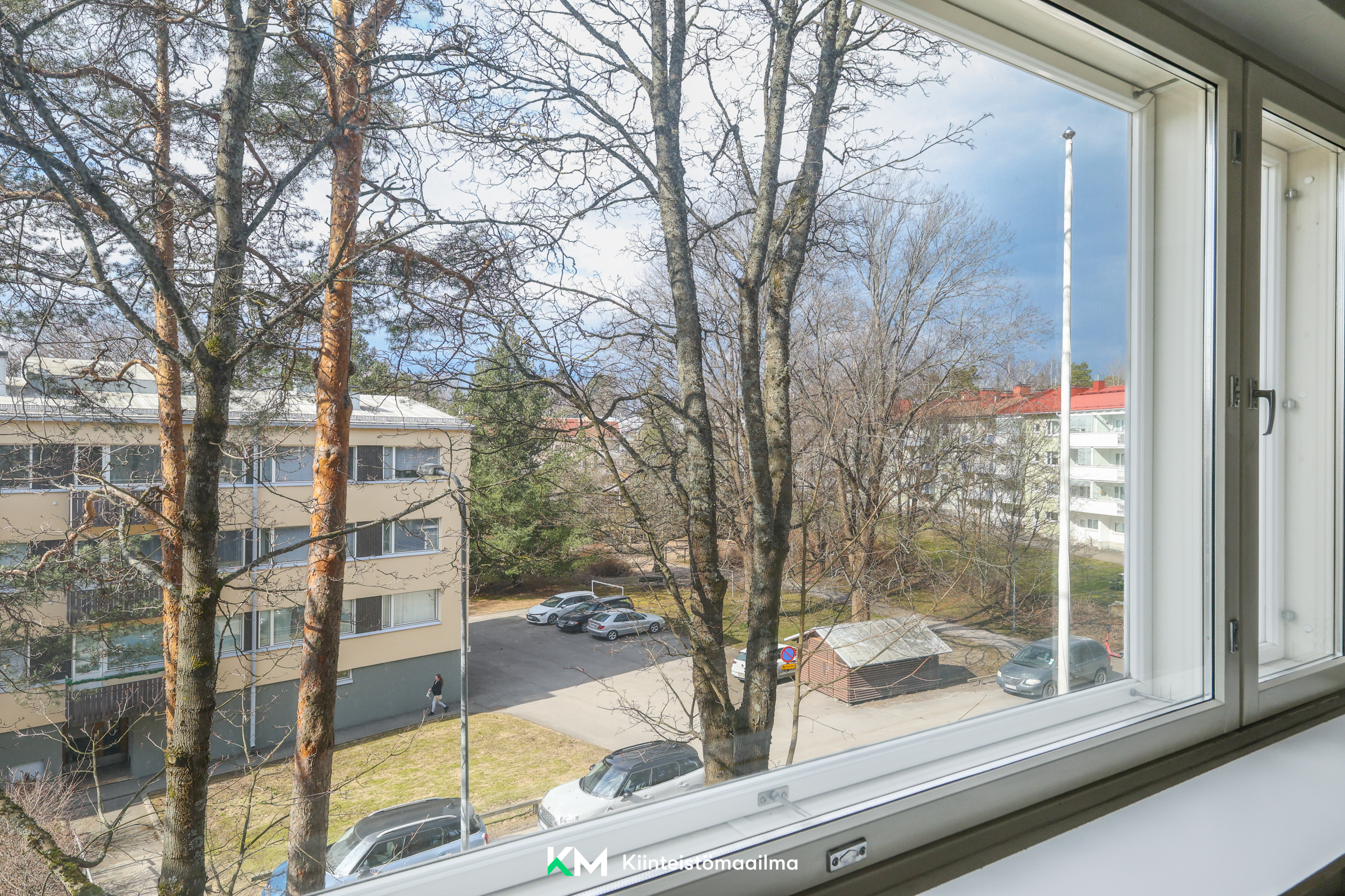 Ikkunoista on avarat näkymät mm. vastapäiseen puistoon.