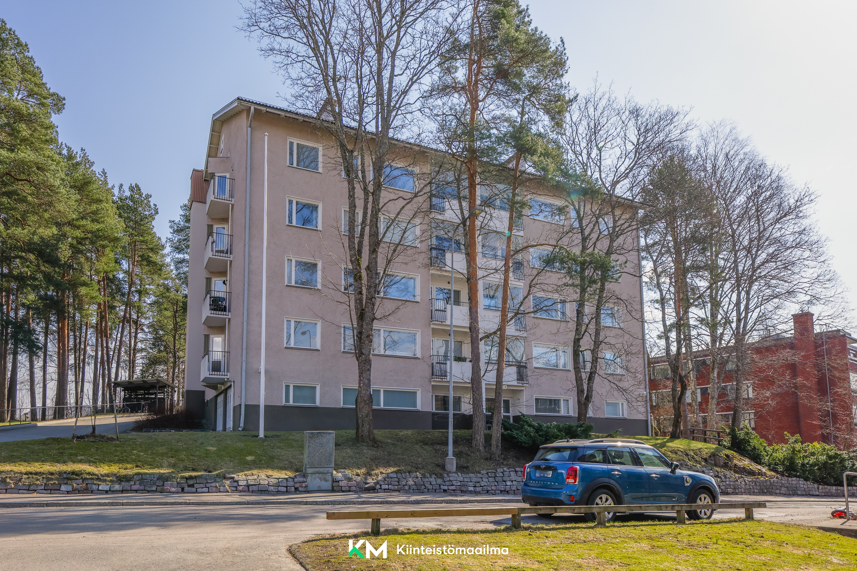 Huoneisto sijaitsee toisessa kerroksessa.