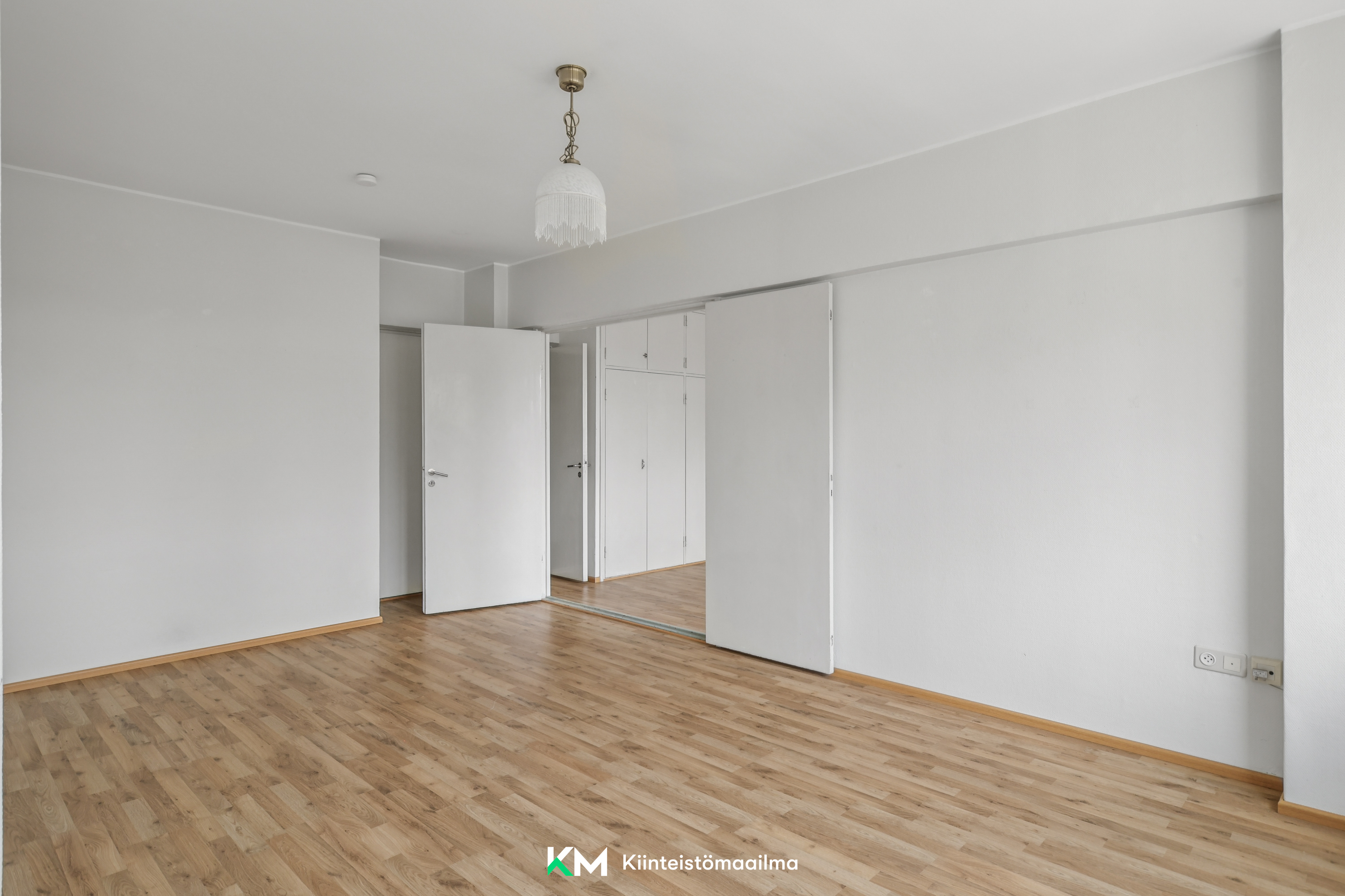 Olo- ja makuuhuoneessa sekä eteisessä on yhtenevä laminaattilattia.