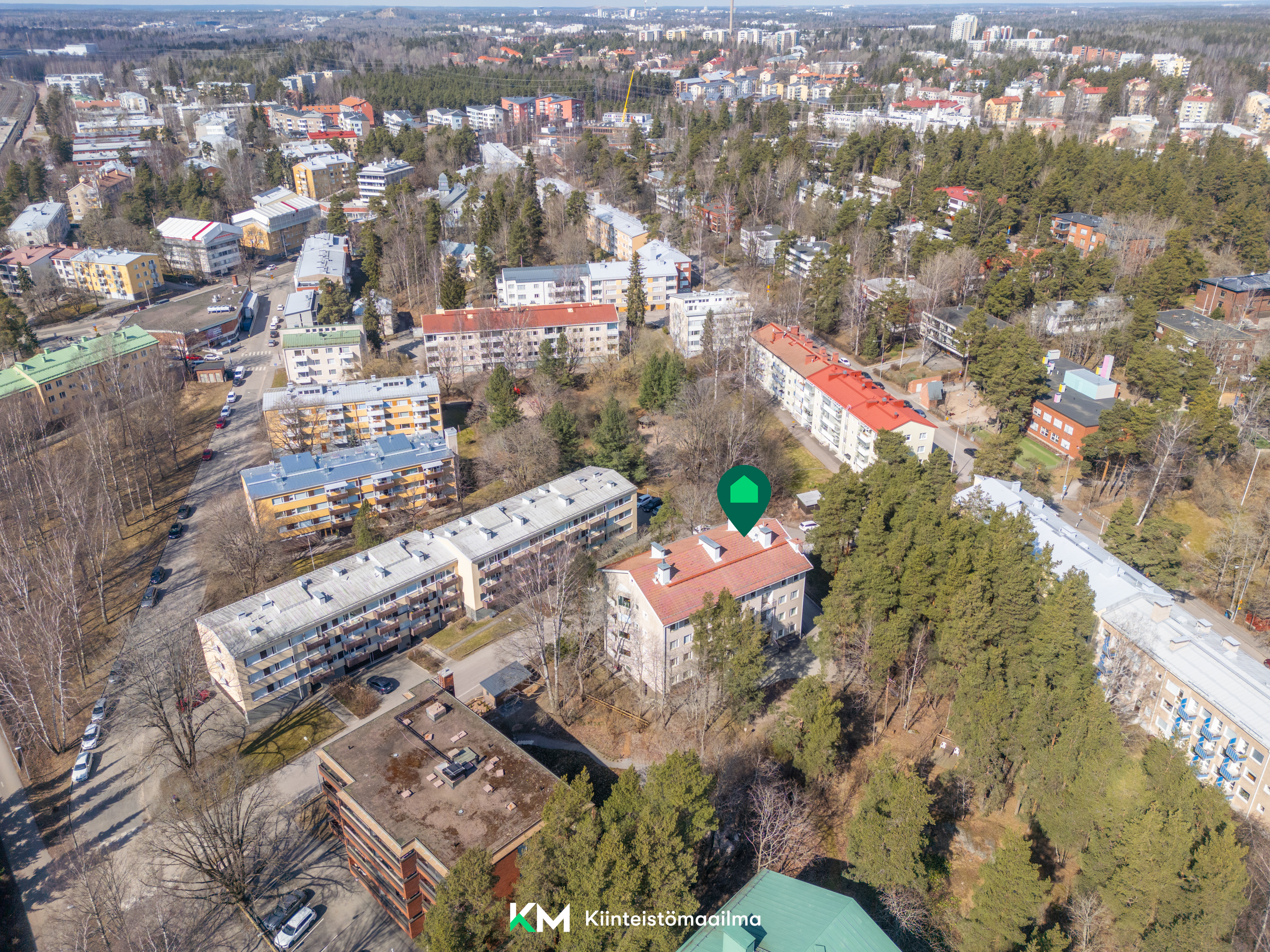 Lähimmät kaupat ovat vain 300 m päässä.