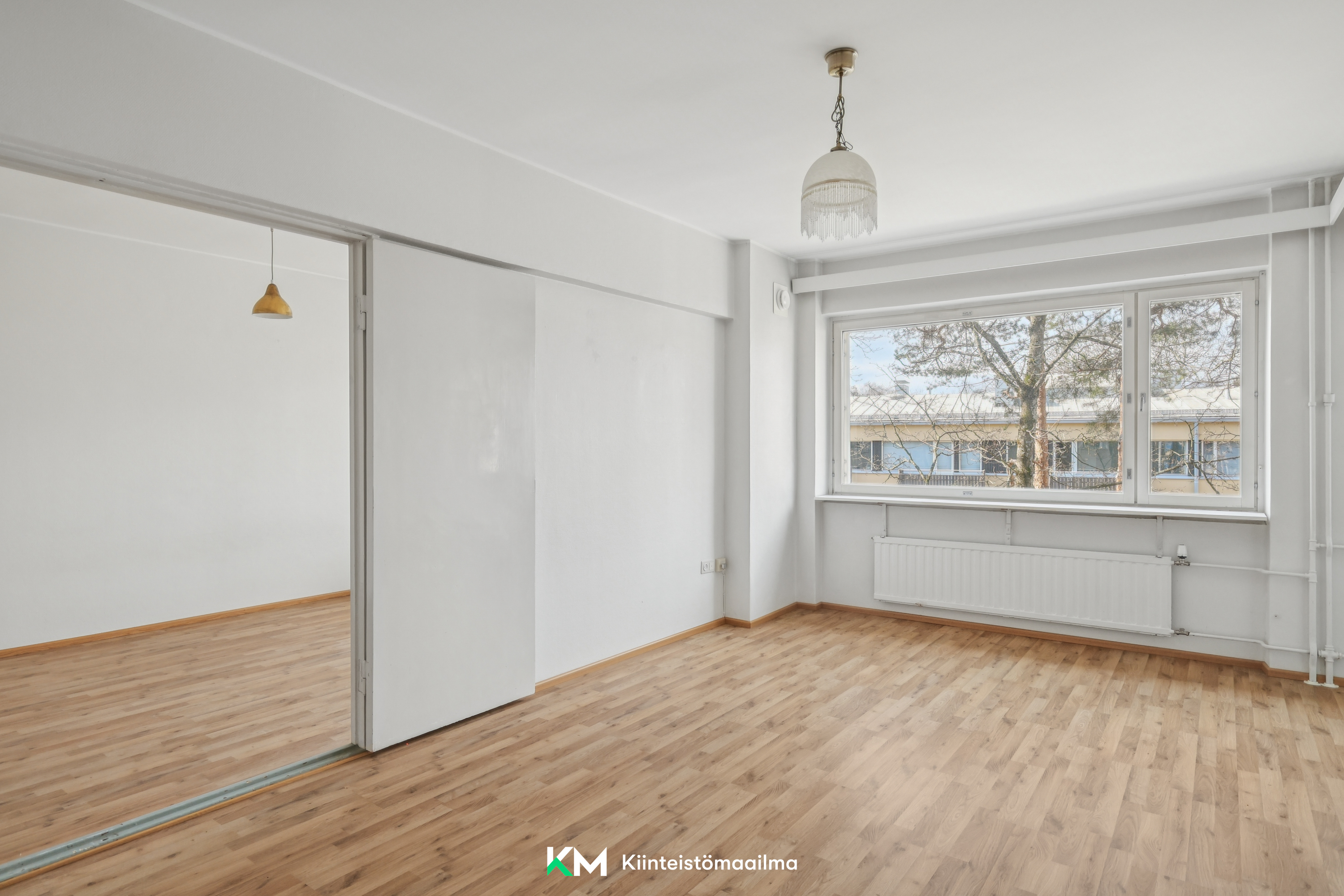 Asunto on valoisa länteen päin olevien ikkunoiden ansiosta.