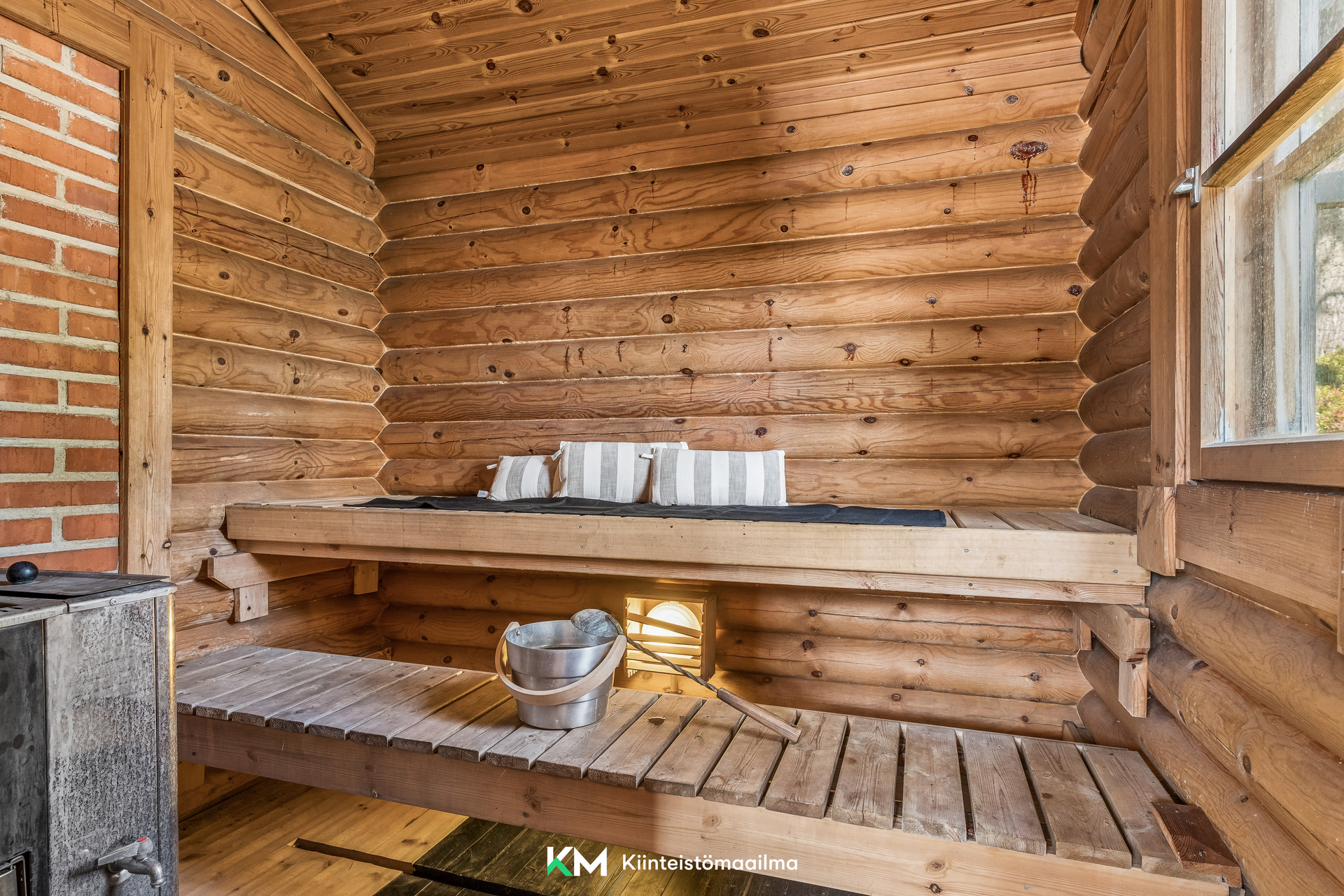 Puulämmiteinen sauna