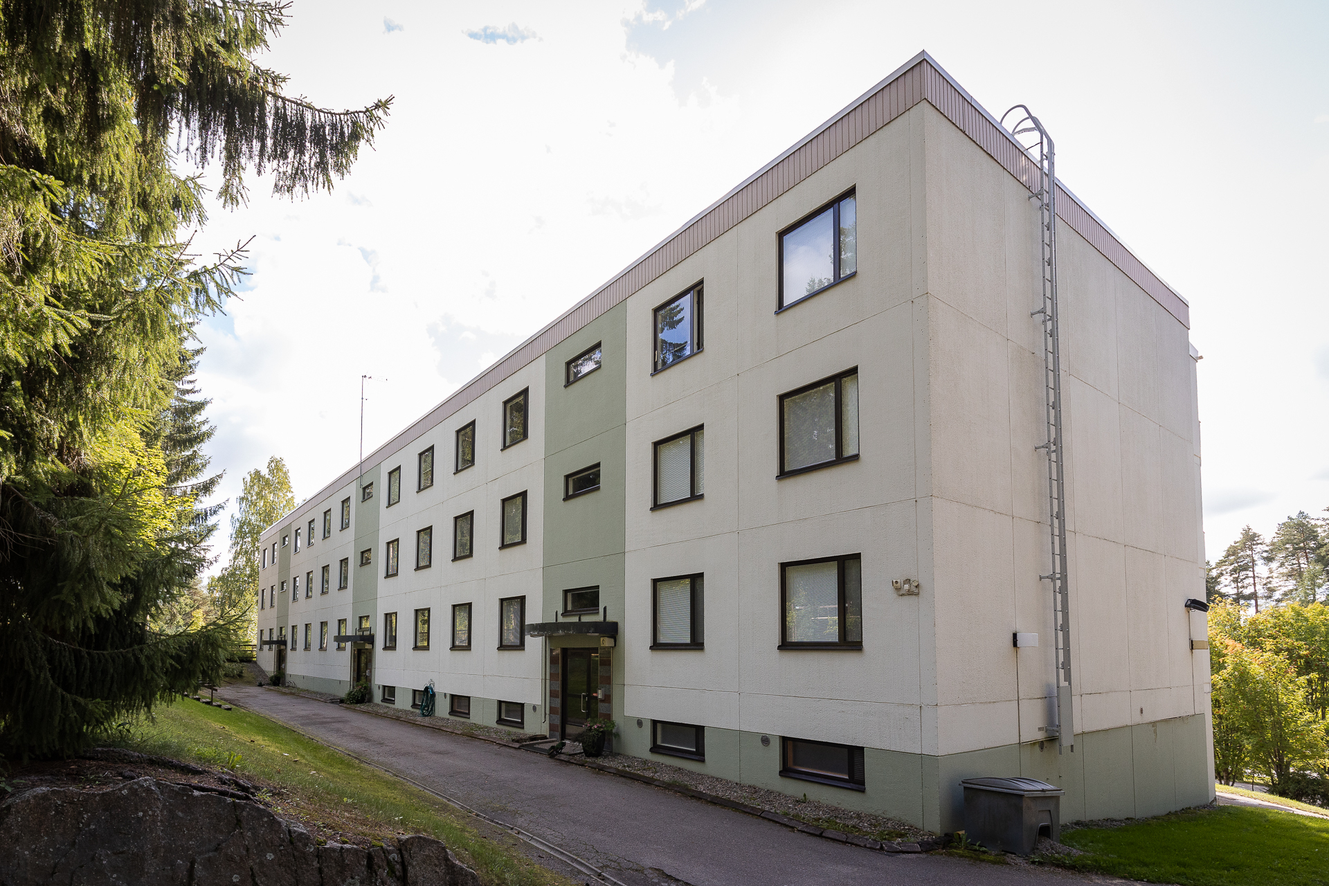 sisäpihan puolelta