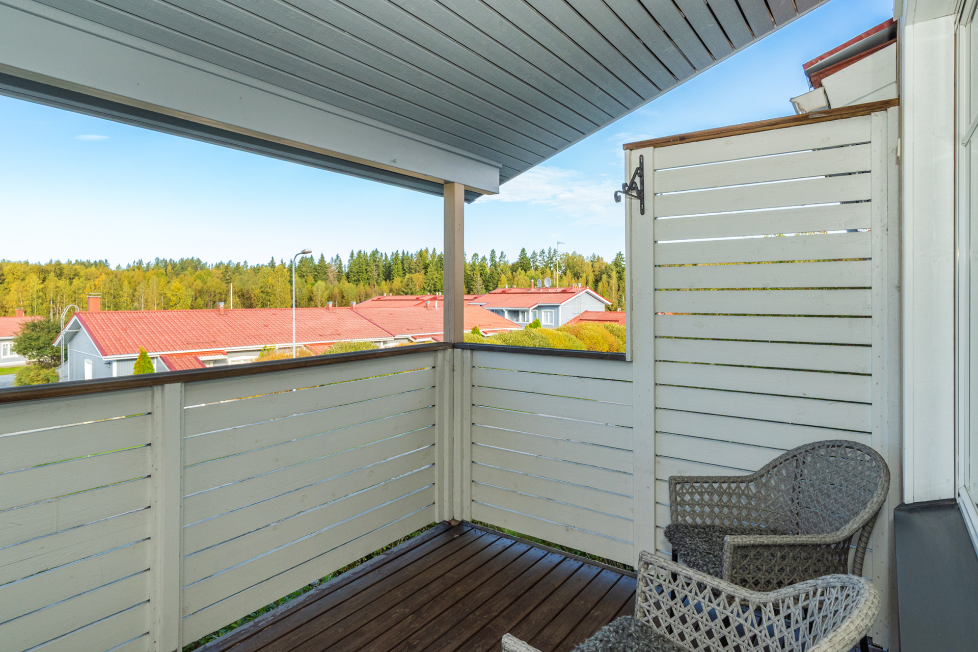 Yläkerran makuuhuoneesta kulku parvekkeelle